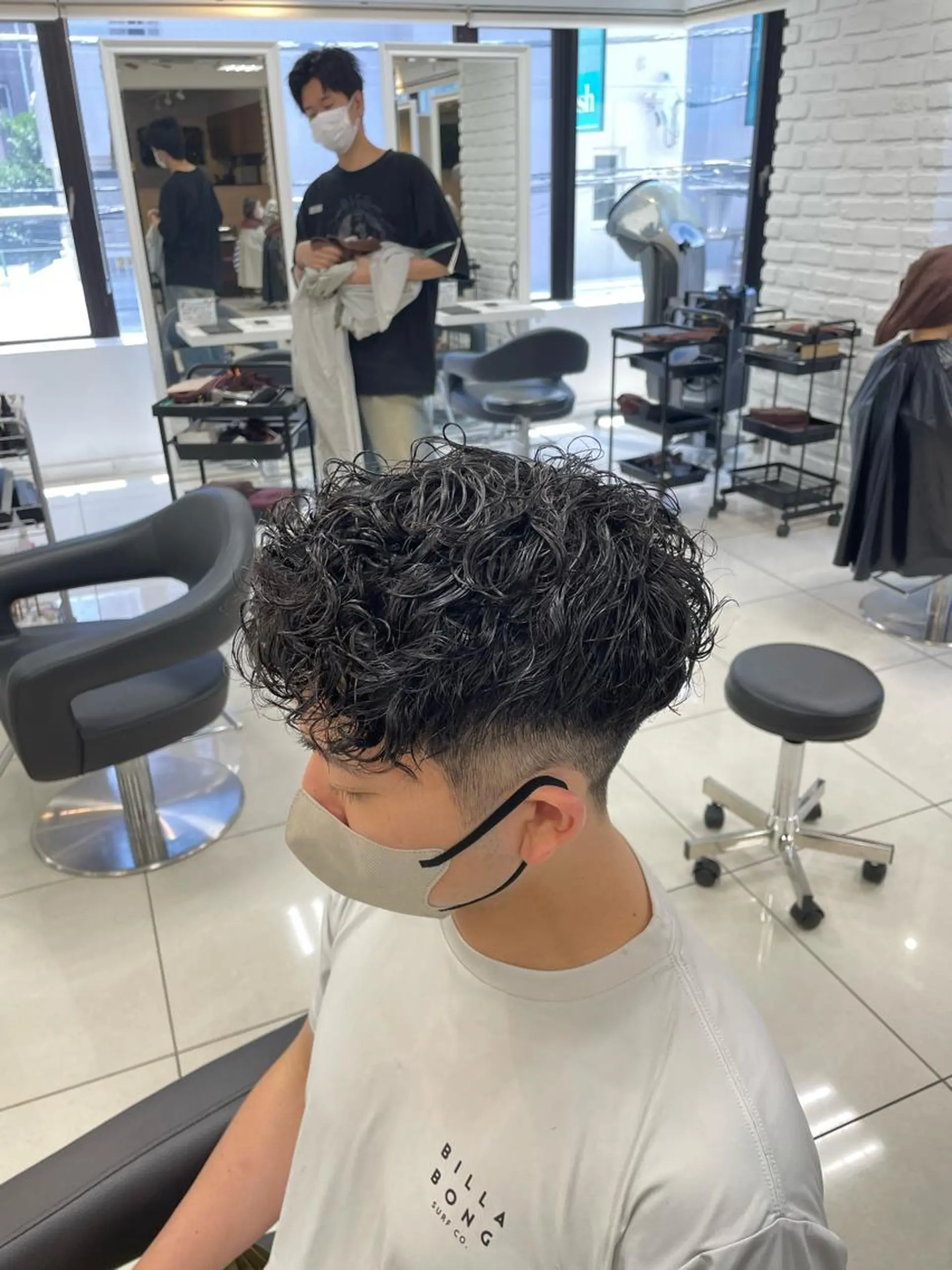 ショート パーマ メンズ スペインカール 刈り上げ カット パーマ トリートメント フェザーパーマ職人 🪶ryosukeのヘアスタイル