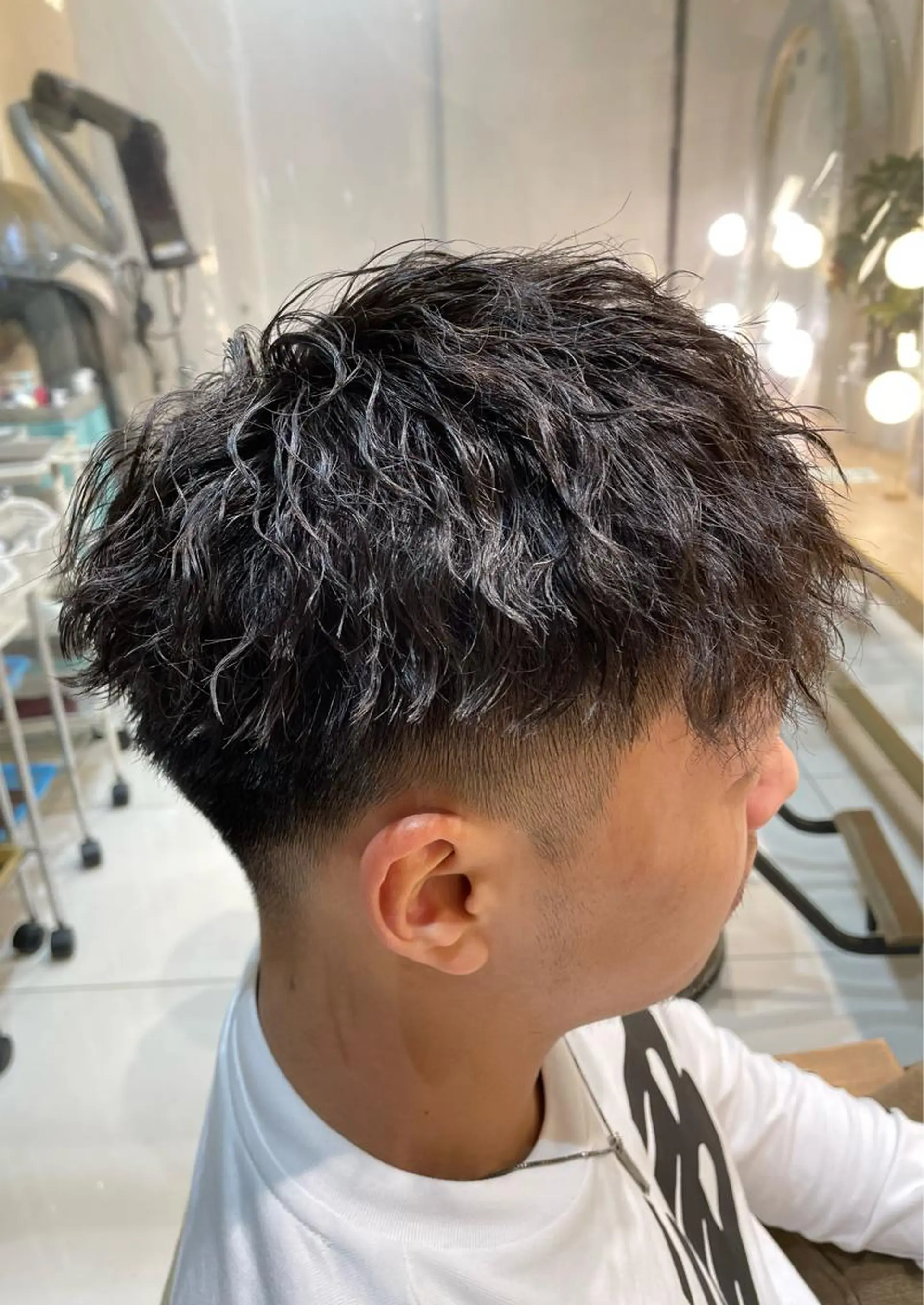 ミディアム パーマ メンズ ミディアムパーマ メンズブリーチ メンズパーマ ツイストスパイラルパーマ くせ毛 本厚木｜縮毛矯正/ 髪質改善/専門サロンのヘアスタイル