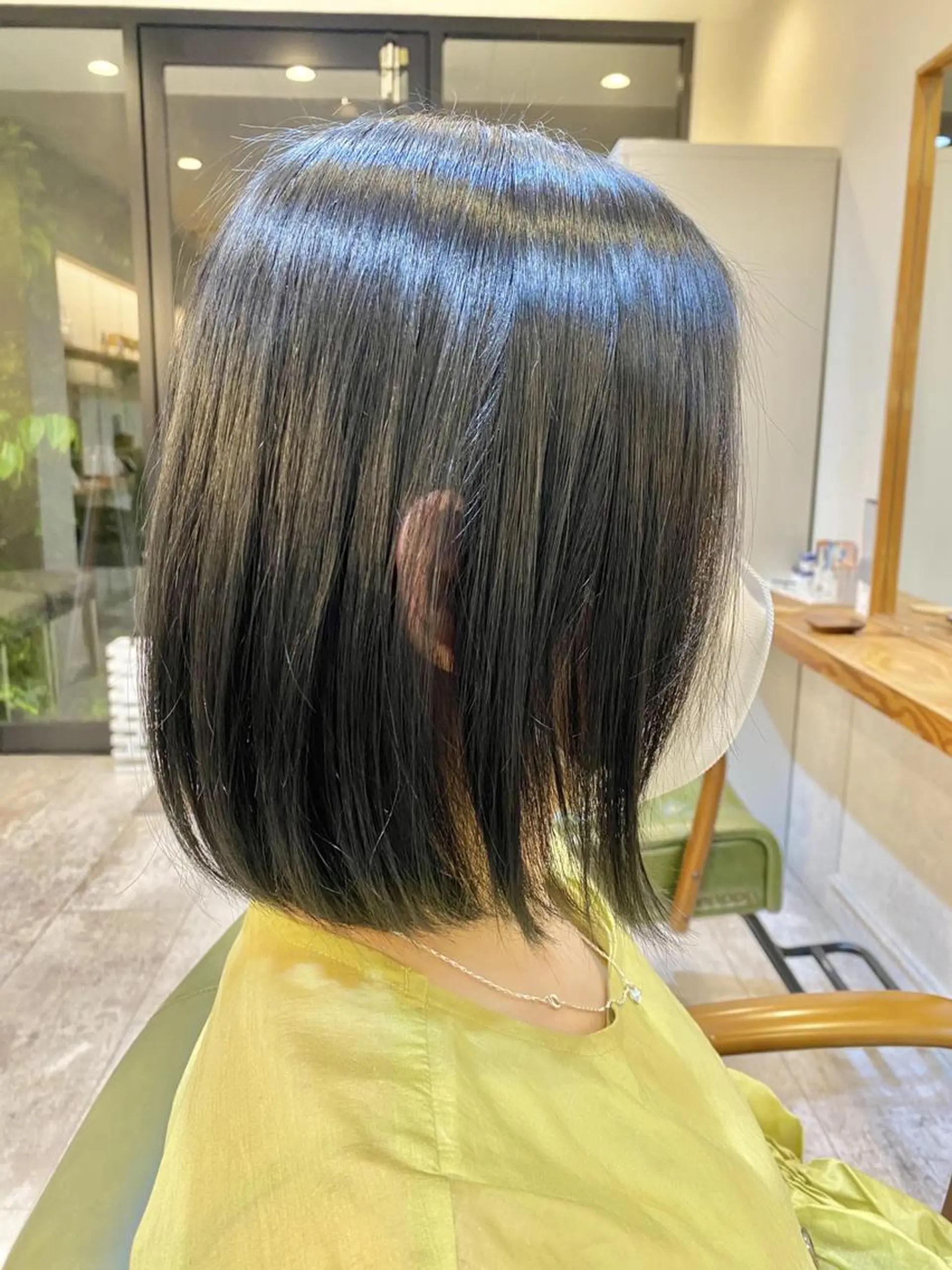 ショート カラー アッシュ アッシュグレー 黒髪 ブルーカラー ブルーブラック ヘアカラー トリートメント エイトウメダ 店長　稲尾友則のヘアスタイル