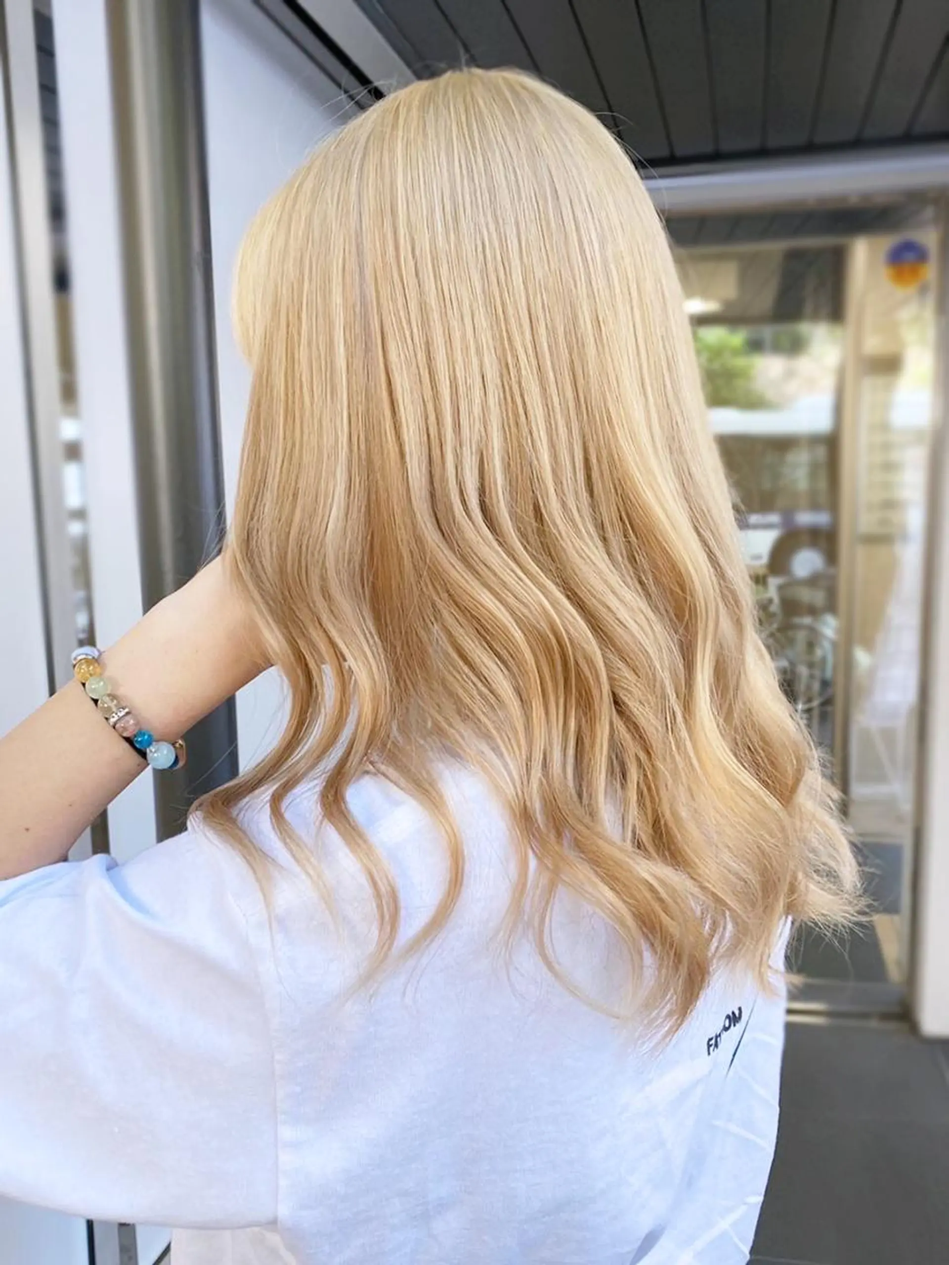 カラー ミディアム ブロンド ホワイトブロンド カット ヘアカラー トリートメント ITbyALBUM 八王子店のヘアスタイル