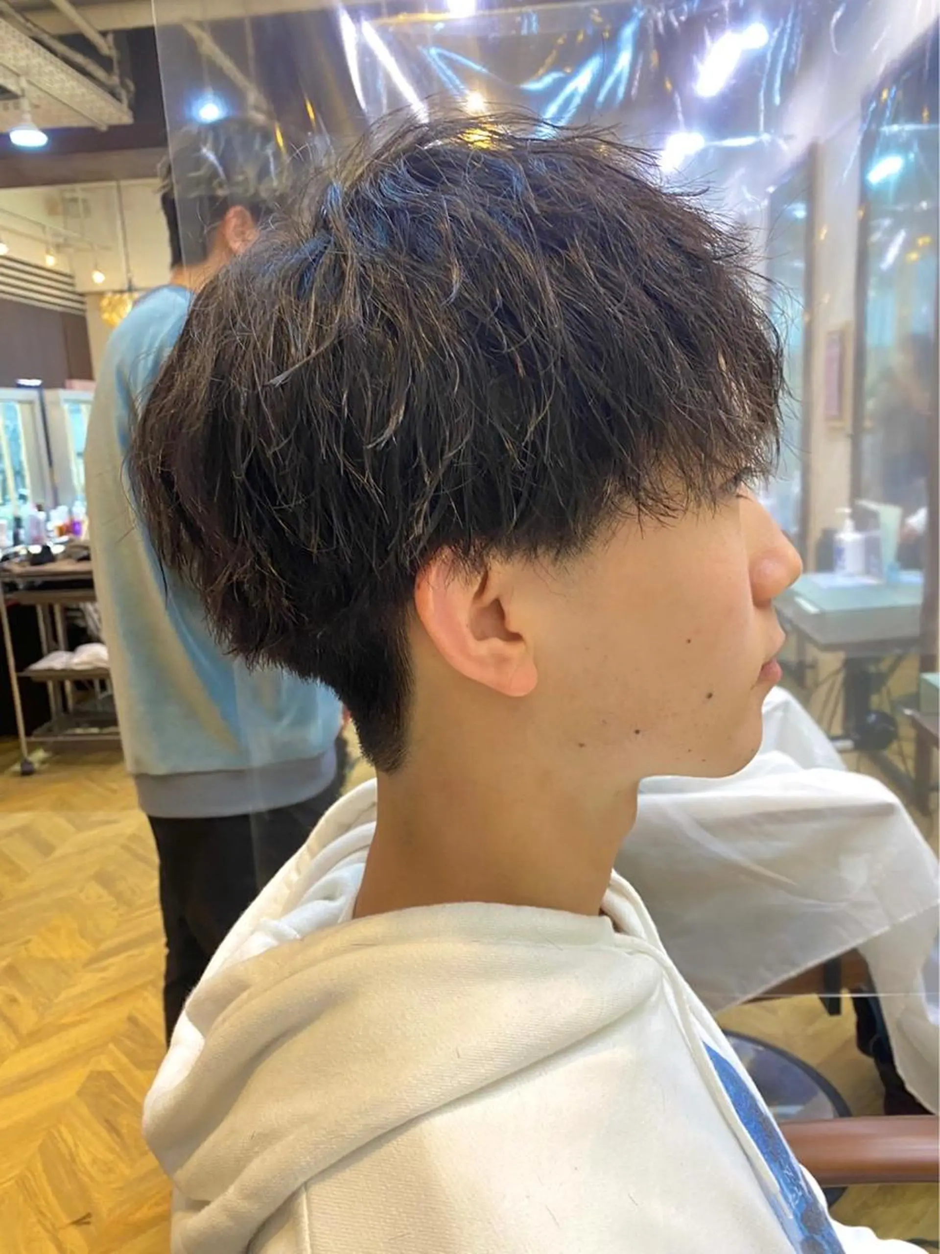 メンズ メンズバレイヤージュ メンズブリーチ センターパート フェードカット メンズハイライト カット パーマ エリアNo.1人気✨ ブリッツレボ☘️のヘアスタイル