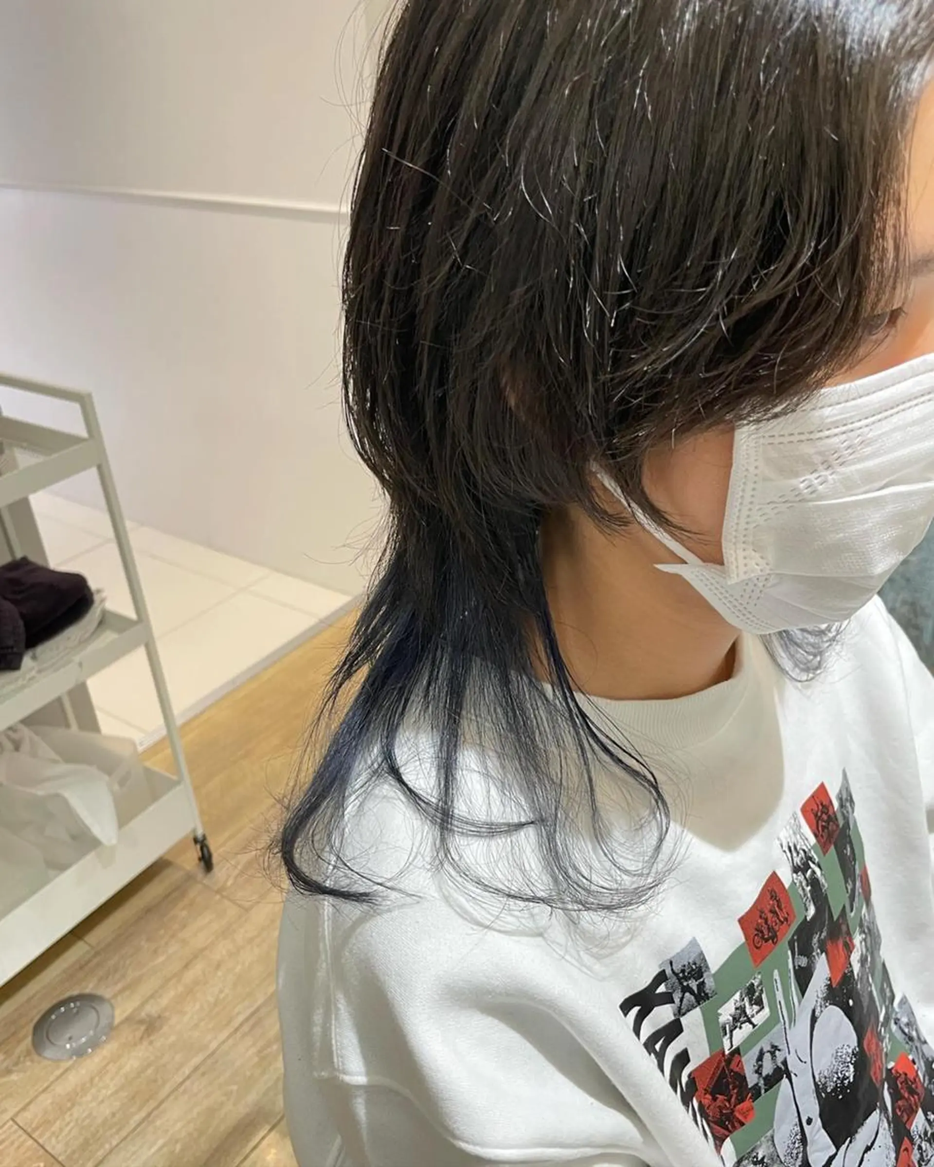 ミディアム カラー パーマ ヘアアレンジ メンズ キッズ ネイル マツエク・マツパ メンズインナーカラー メンズウルフカット ブルーカラー インナーカラー ネイビーカラー 🫧垢抜けヘア🫧 SHIORIのヘアスタイル