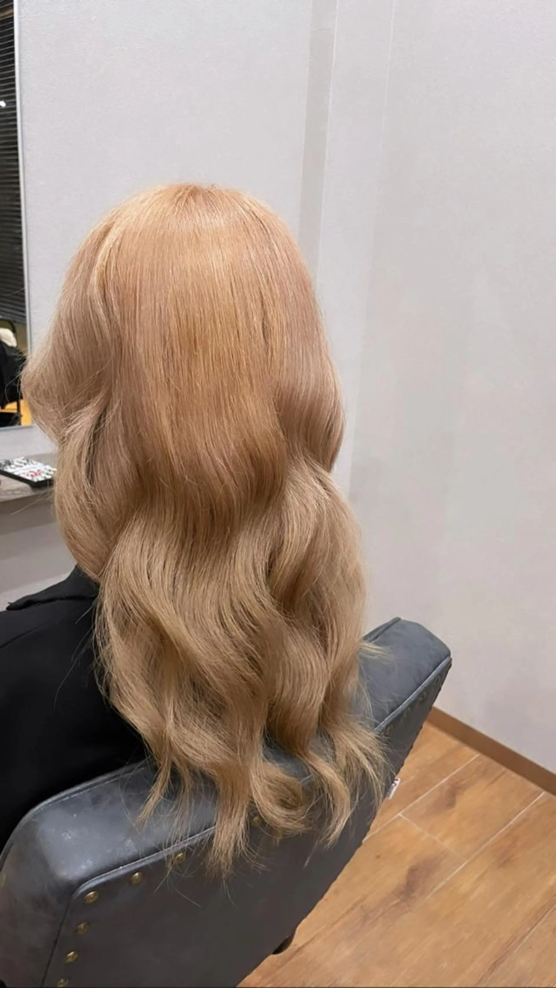 ロング カラー ベージュカラー ミルクティーベージュ ヘアカラー トリートメント 鵜飼 真伍のヘアスタイル