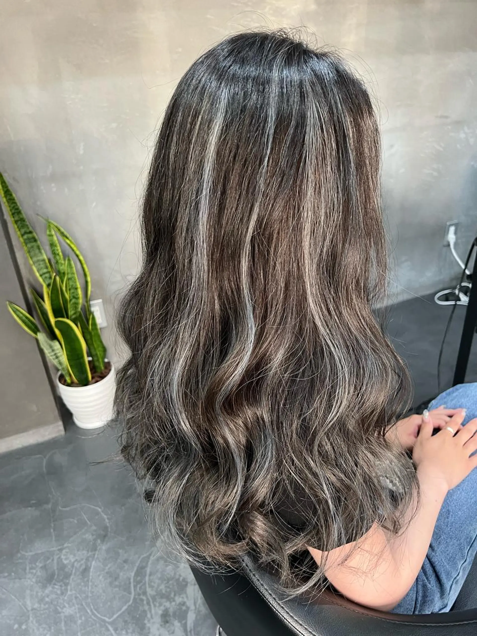 ロング ハイライト ヘアカラー 乾かすだけで艶髪酸性 ストレート髙橋悠耶のヘアスタイル