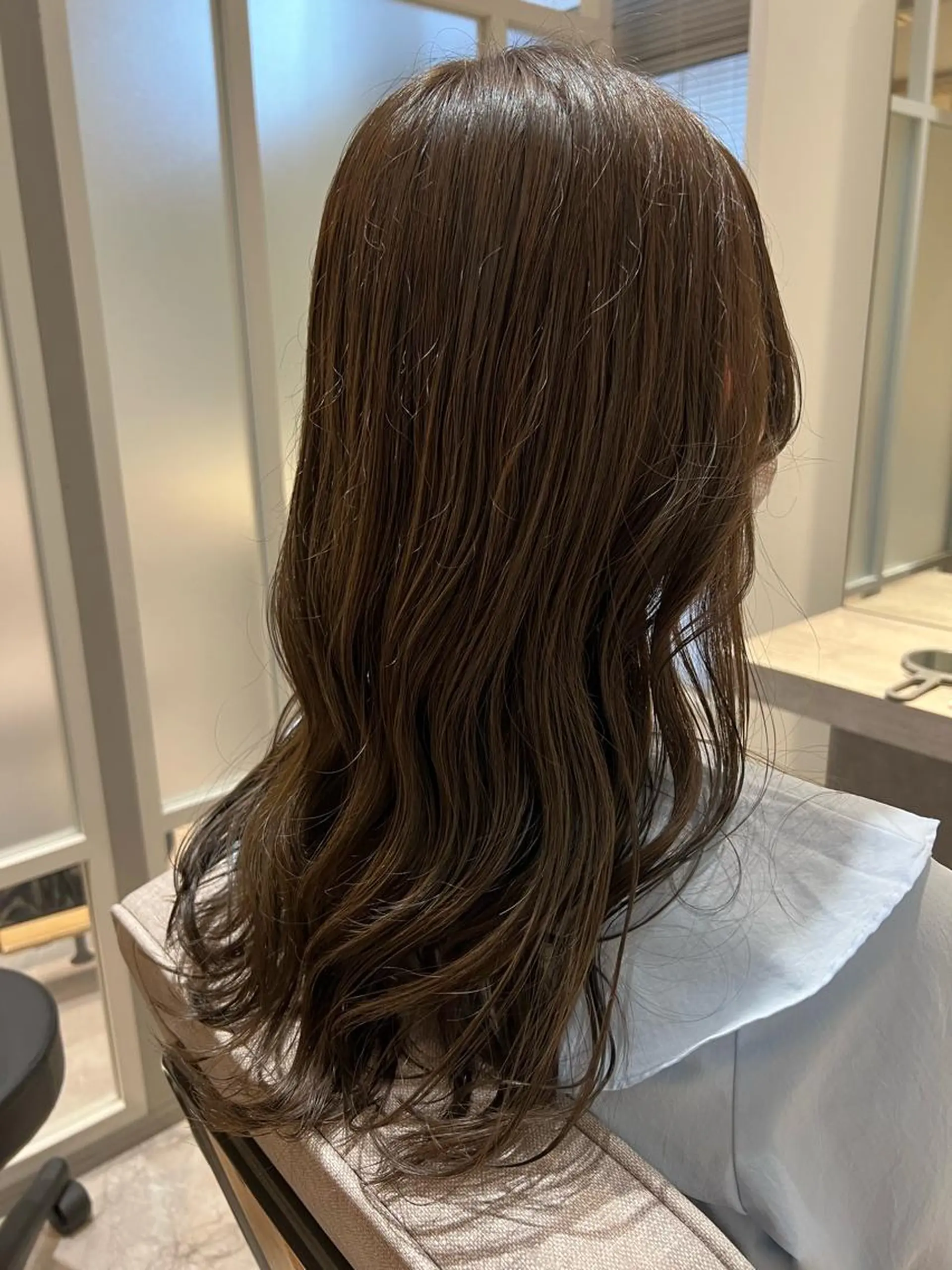 セミロング カラー グレージュ 暗髪カラー🫐パーマ おくだりんかのヘアスタイル