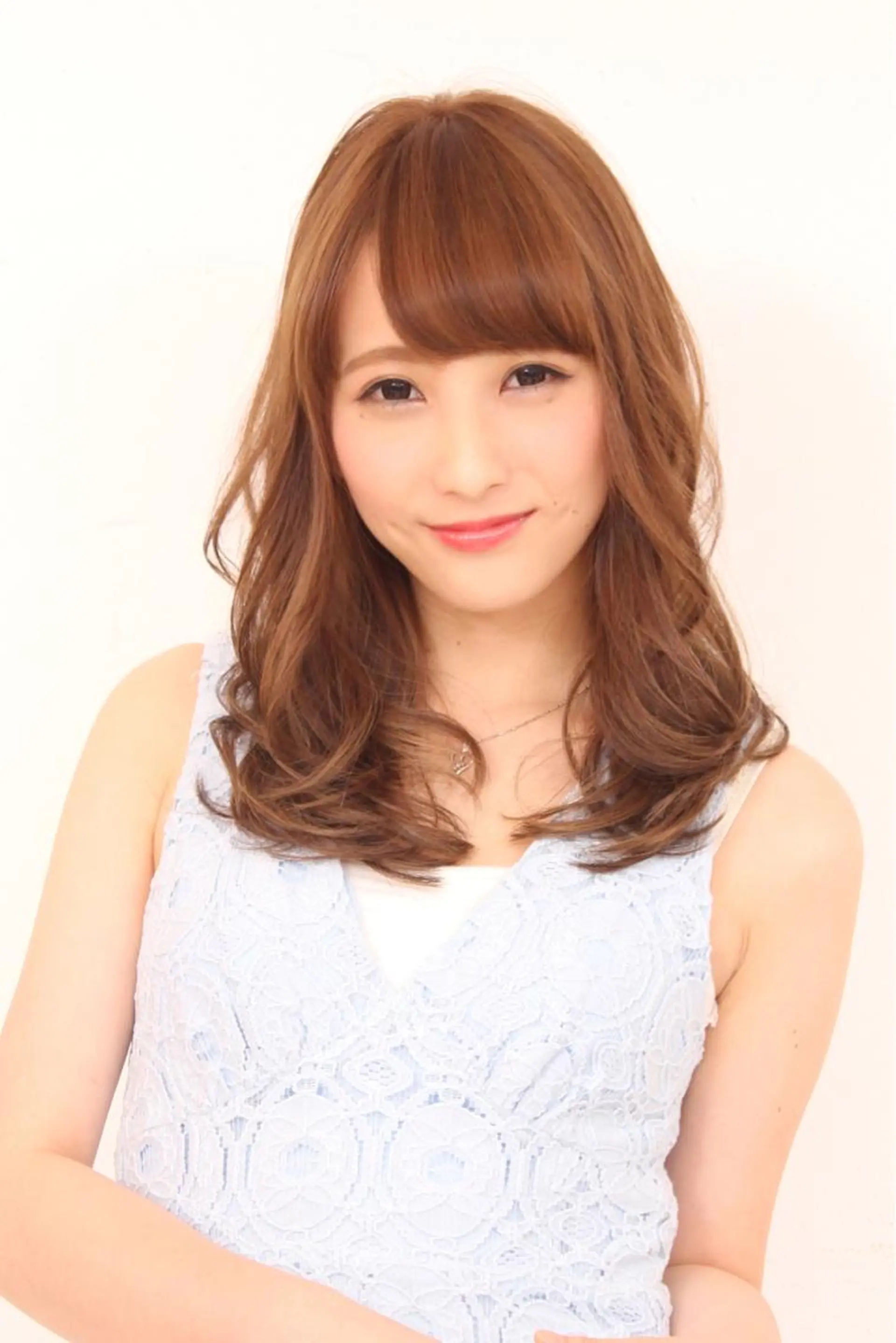 ミディアム セミロング カラー パーマ ミディアムパーマ セミロングパーマ ハイライトカラー ハイライト 青木 茂樹⭐️ 透明感カラーのヘアスタイル