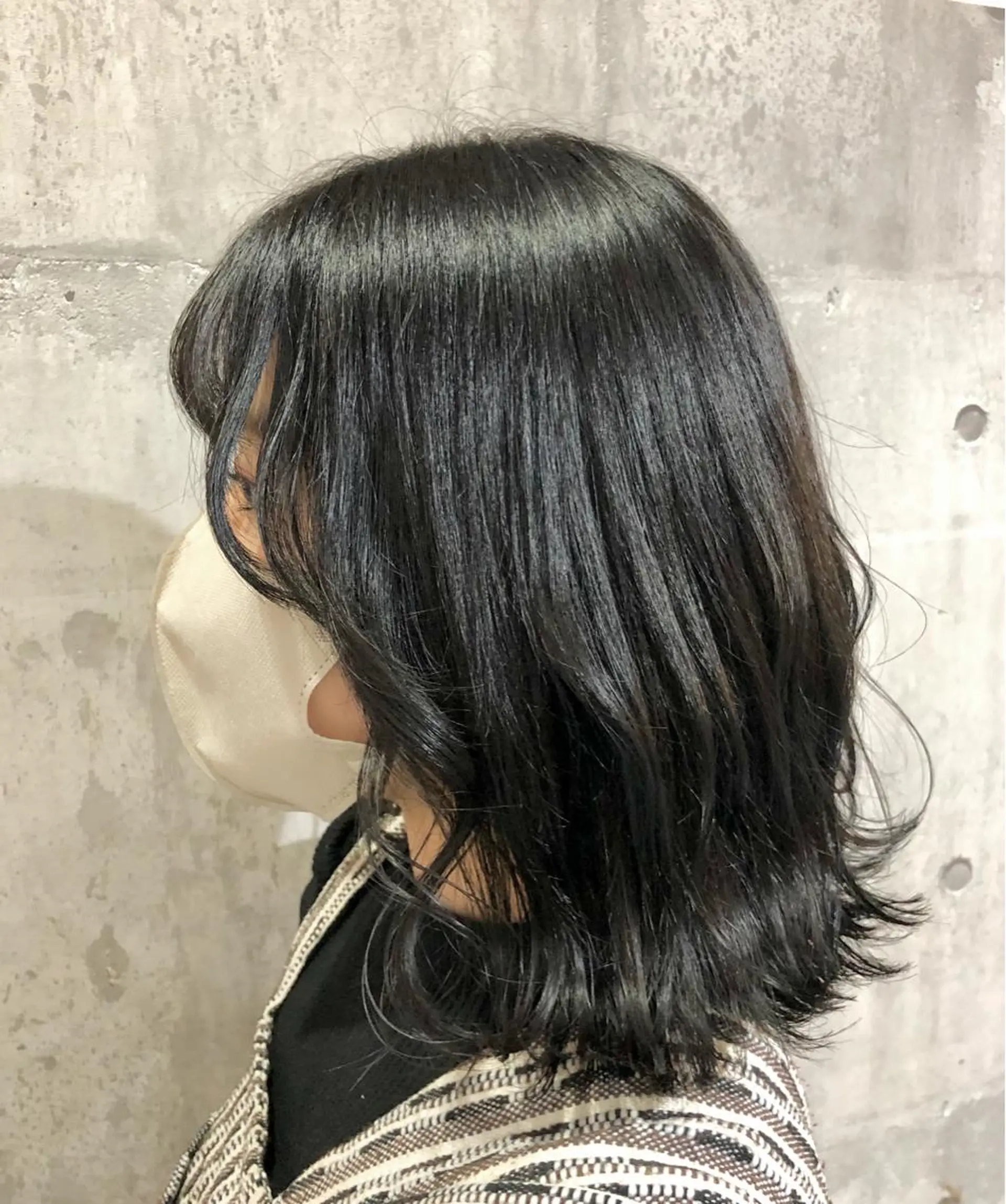ミディアム カラー 黒髪 ブルーカラー ブルーブラック 外ハネヘア 興津/韓国レイヤー ダブルカラー美髪縮毛のヘアスタイル