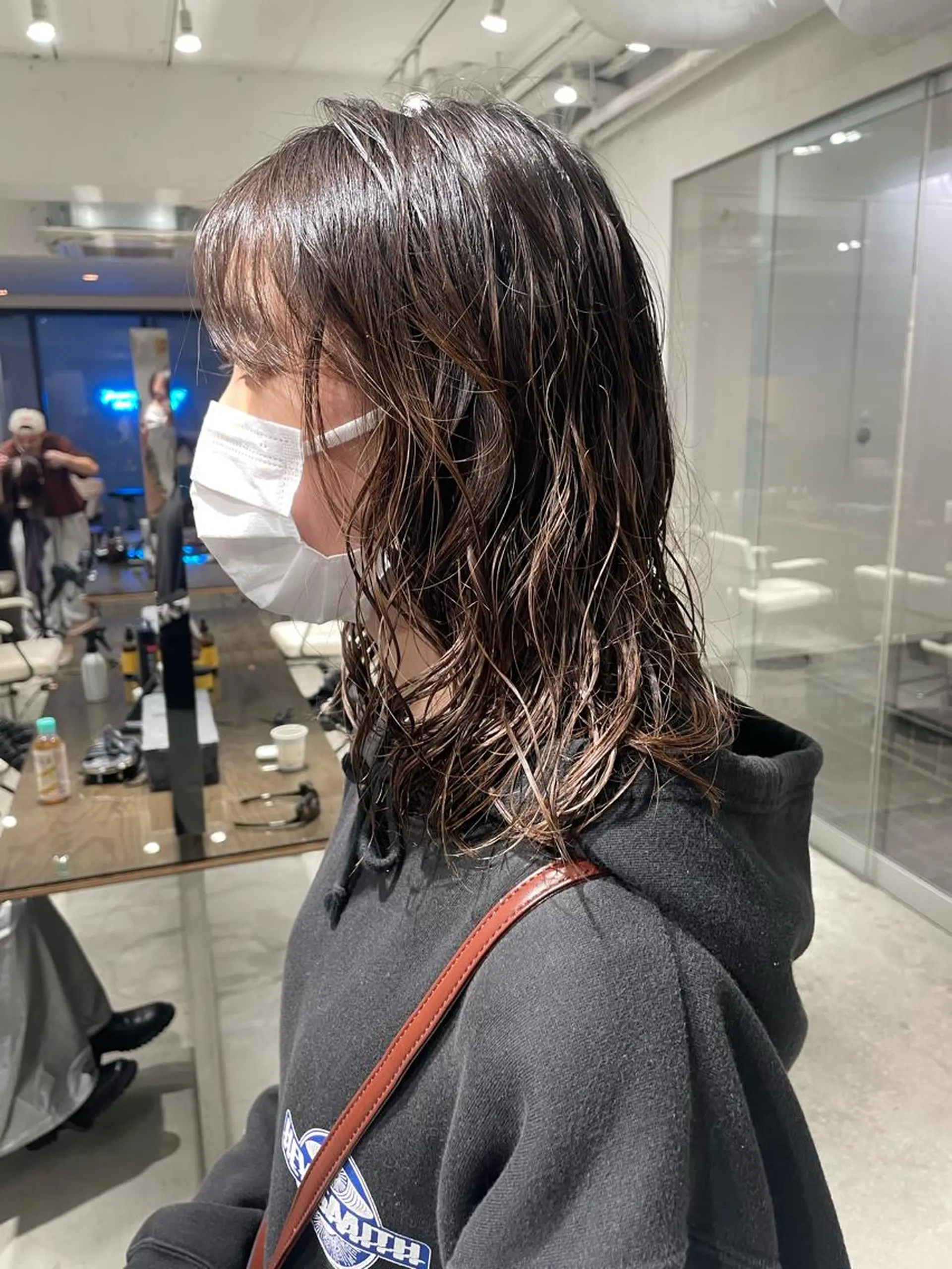 ミディアム カラー パーマ ヘアアレンジ メンズ ミディアムパーマ メンズバレイヤージュ メンズブリーチ センターパート フェードカット ハイトーン/レイヤー 🌸さくらのヘアスタイル