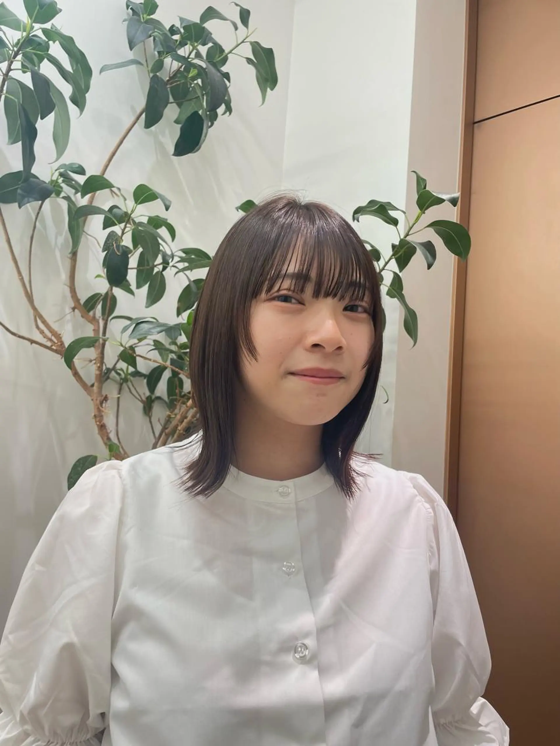 ミディアム リカ/ハイトーン ・オリーブ🍀のヘアスタイル