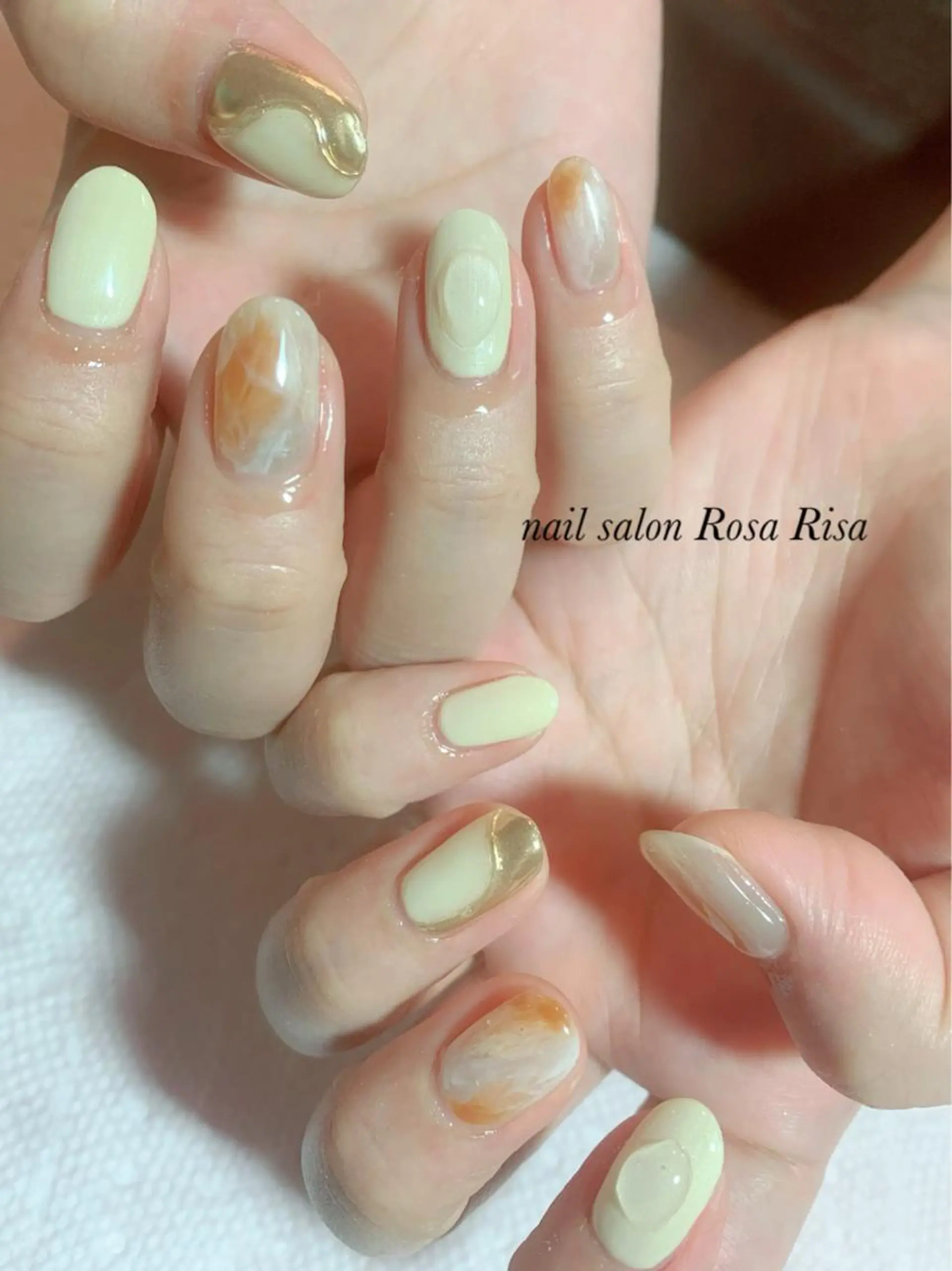 ショート ネイル イエローカラー ニュアンスネイル 黄色 ネイルスタジオ シェイクユアハンズのネイルデザイン