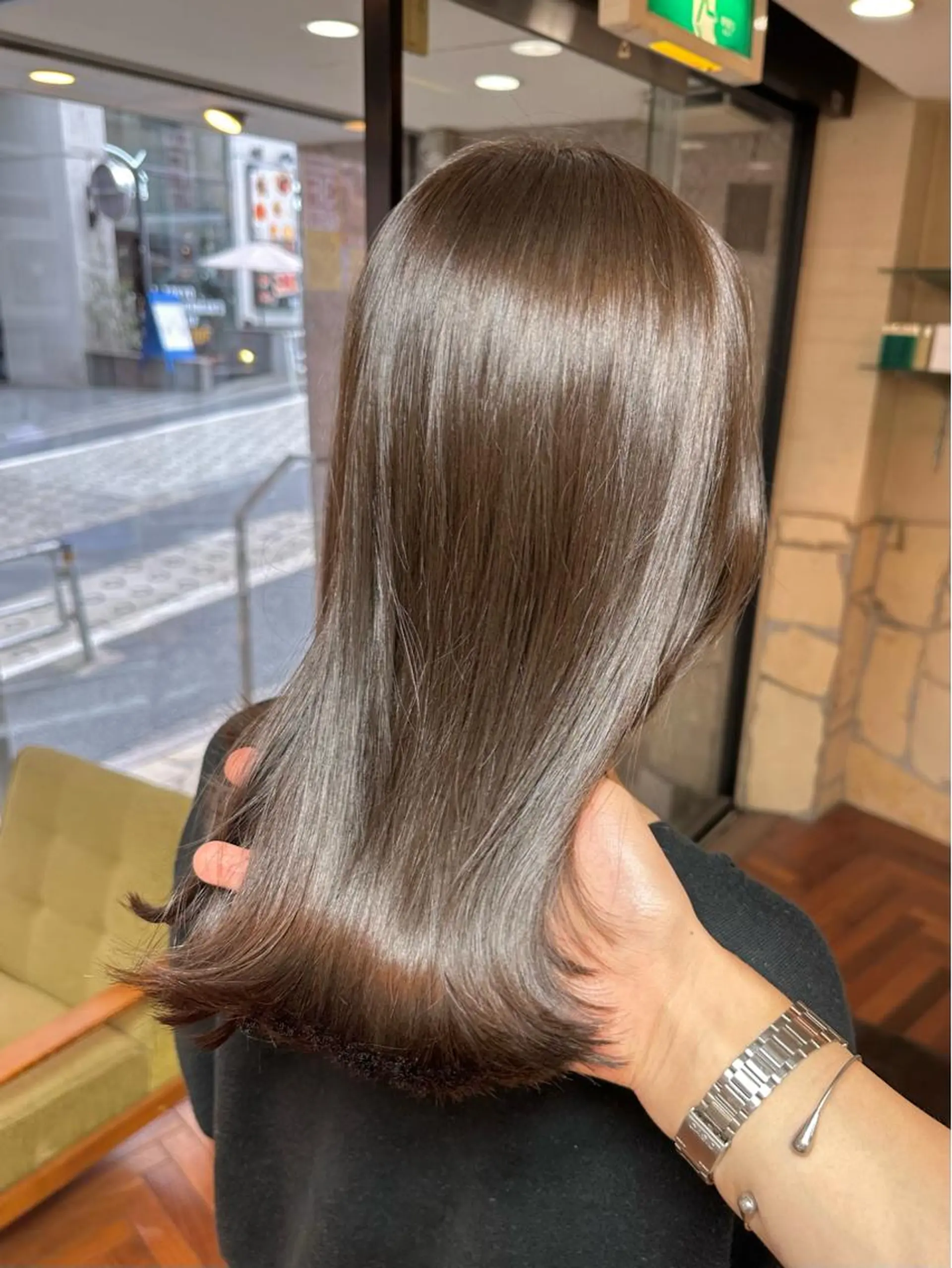 ミディアム カラー ベージュカラー ブリーチ ブリーチなしカラー オリーブベージュ ヘアカラー トリートメント 矢野 晃平のヘアスタイル