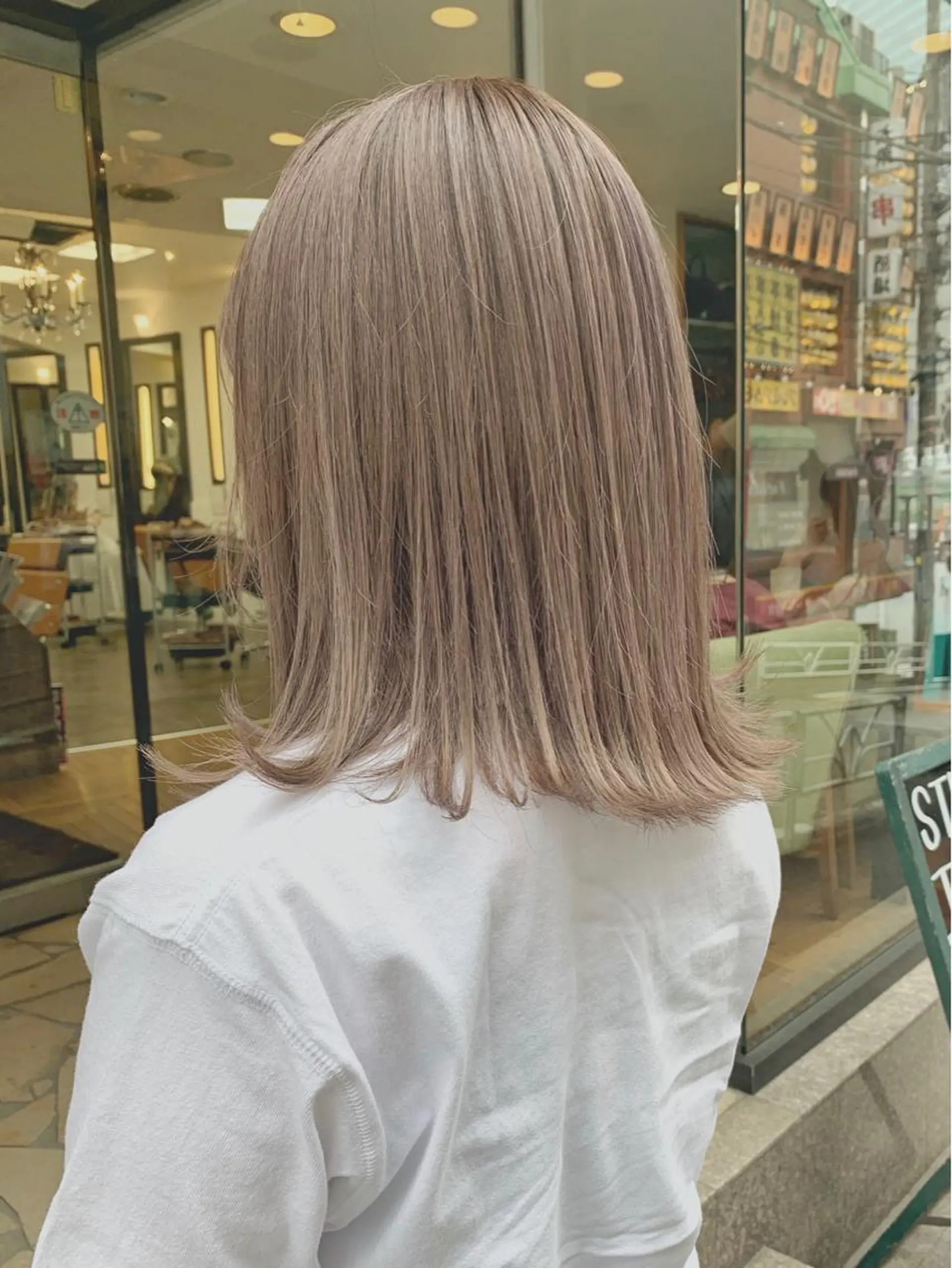 ミディアム カラー グレージュ ミルクティーグレージュ カット ヘアカラー トリートメント 矢野 晃平のヘアスタイル
