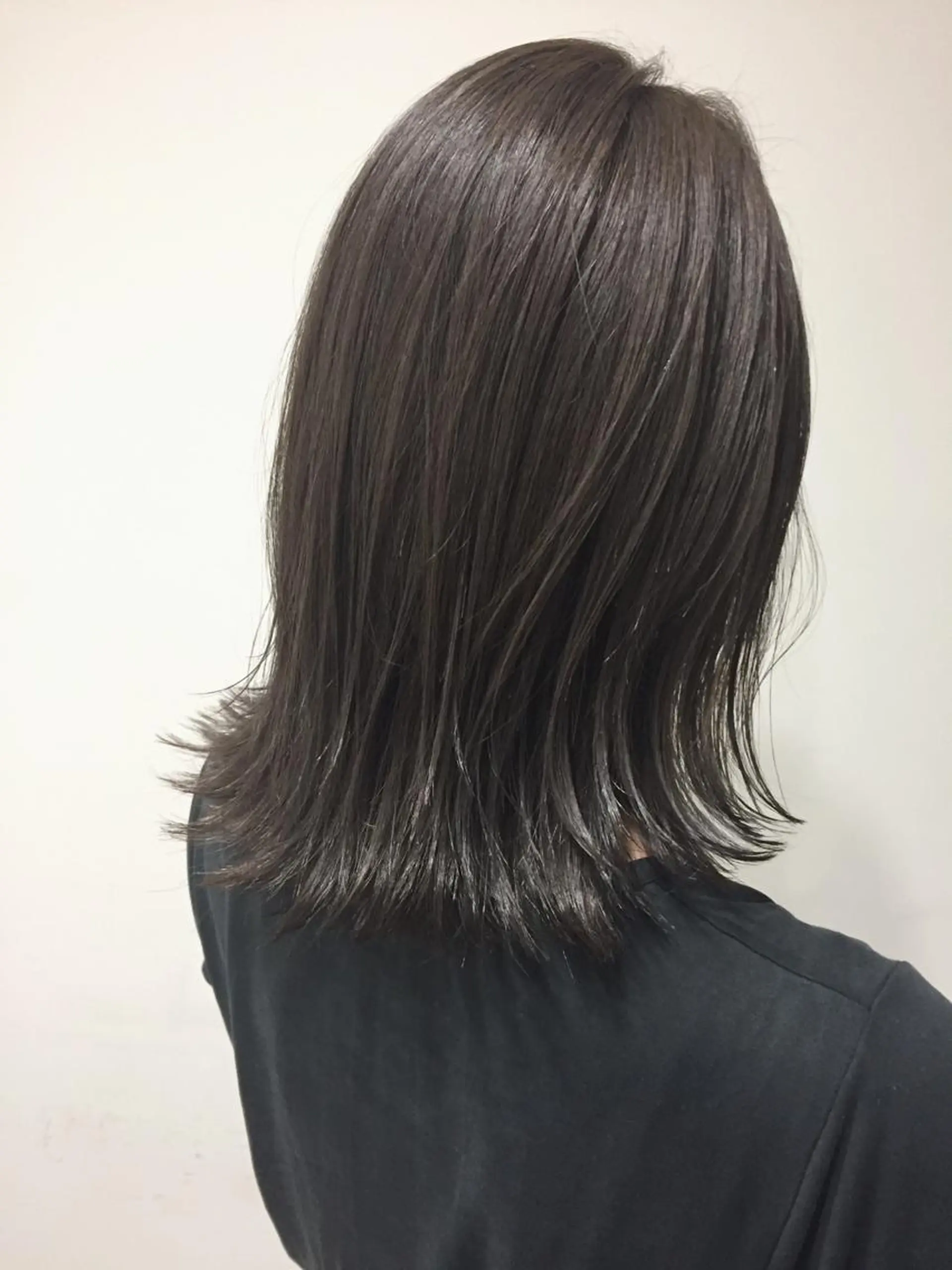 ミディアム カラー アッシュ ブルーカラー ブルーアッシュ ボブ 外ハネヘア エクステ／レイヤー 落合/心斎橋のヘアスタイル
