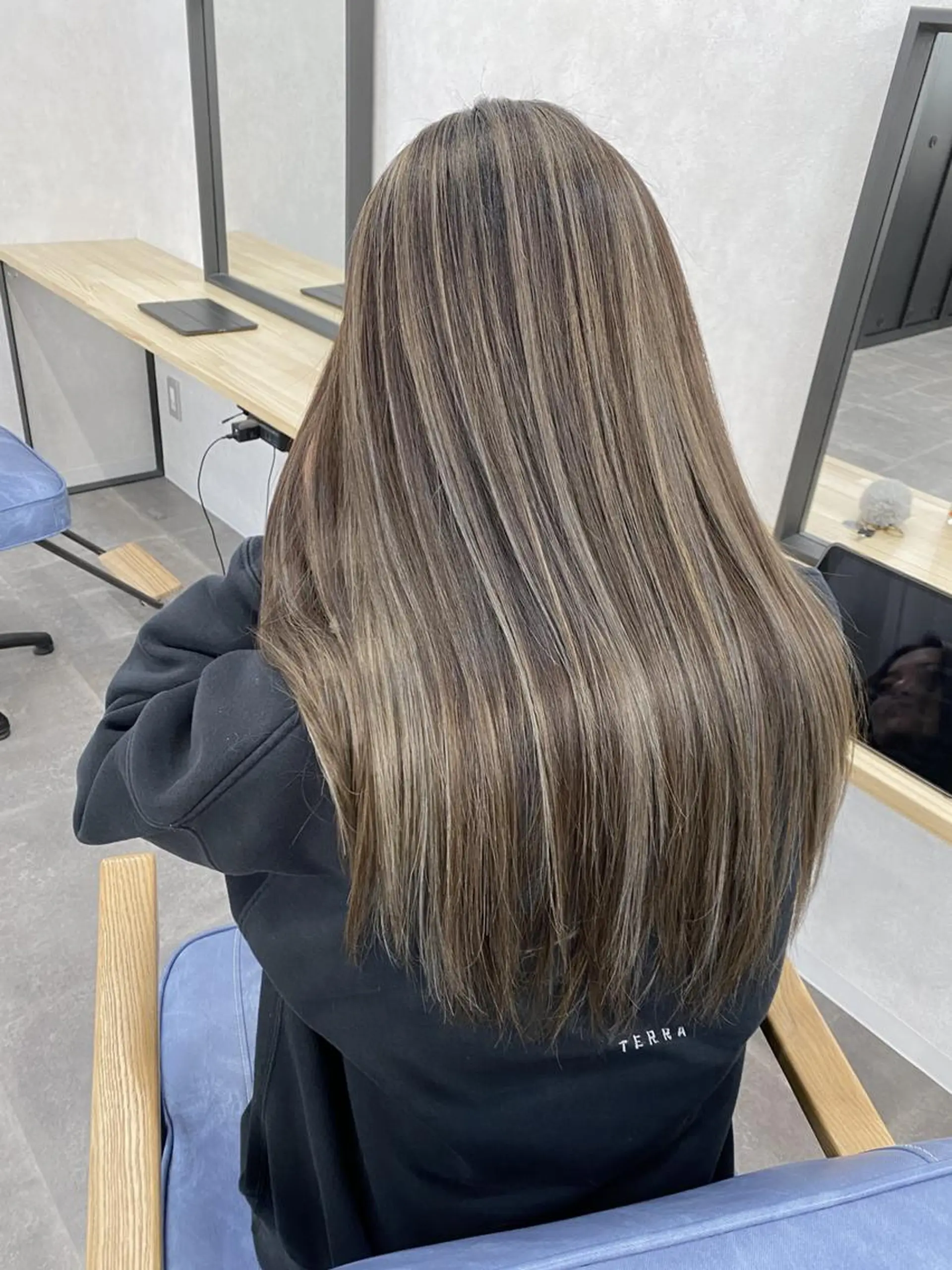 ロング ヘアアレンジ カラー 縮毛矯正 ハイトーン カラーのヘアスタイル