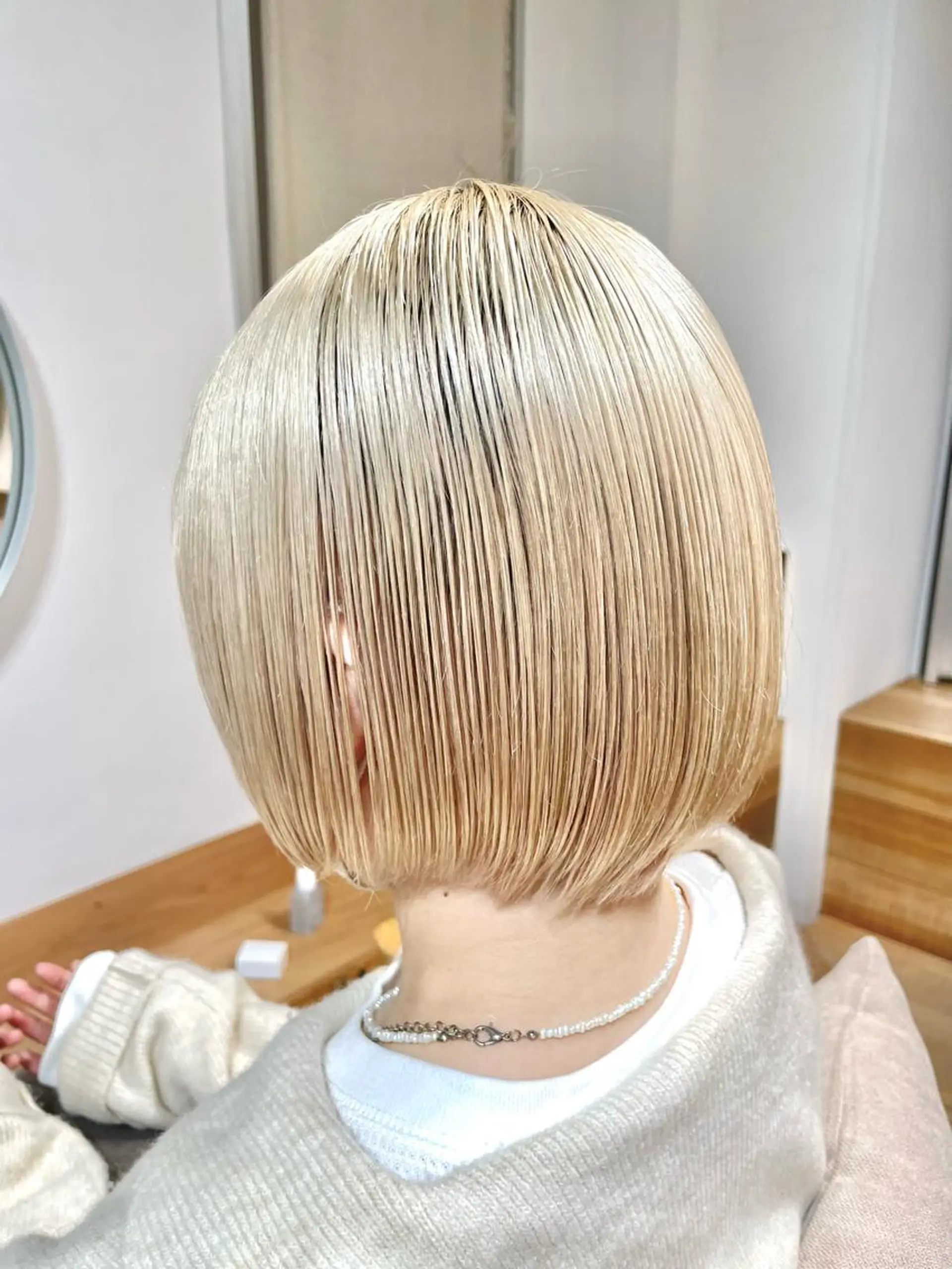 ショート カラー ブリーチ ブロンド ハイトーンカラー ボブ ヘアカラー ⭐ハイトーンブリーチ ミルクティーピンクのヘアスタイル