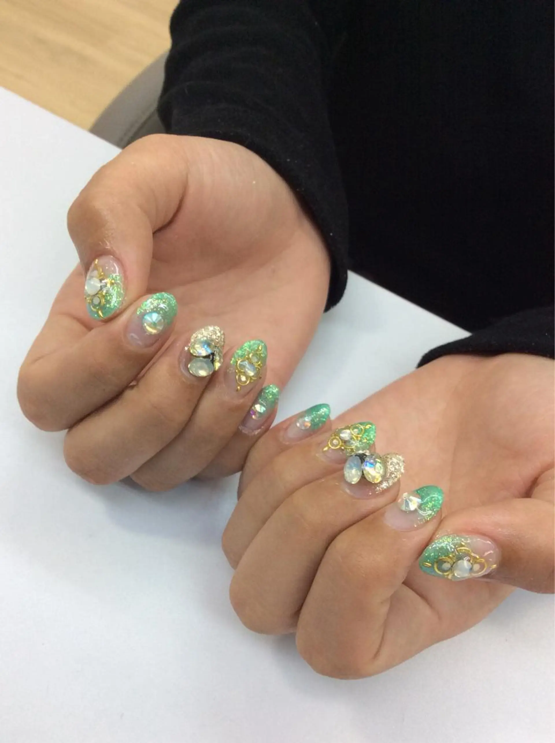 ネイル ゴージャス ストーンネイル esNail&eye イーズネイル＆アイのネイルデザイン