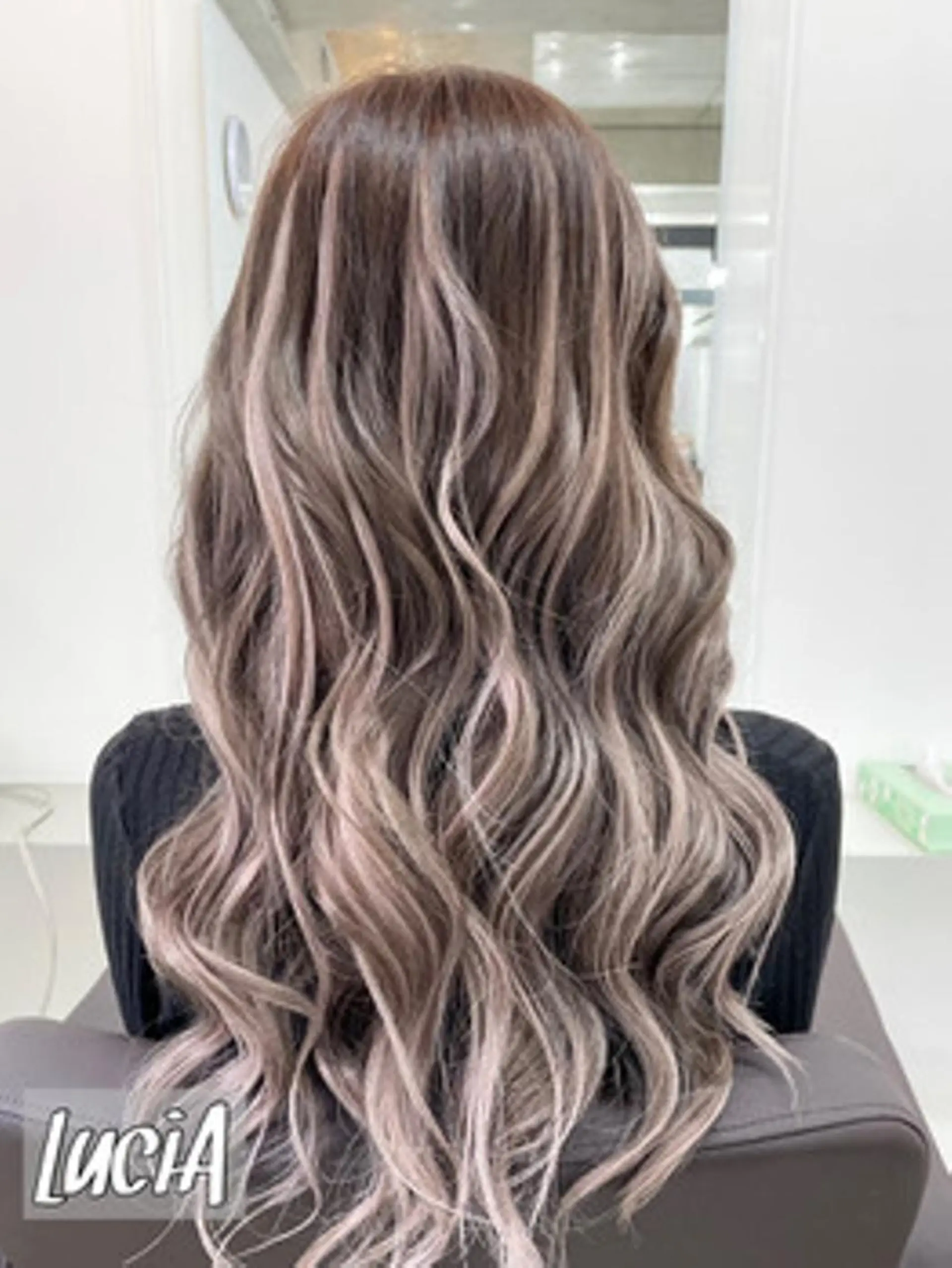 ロング LuciA エクステカラーのヘアスタイル