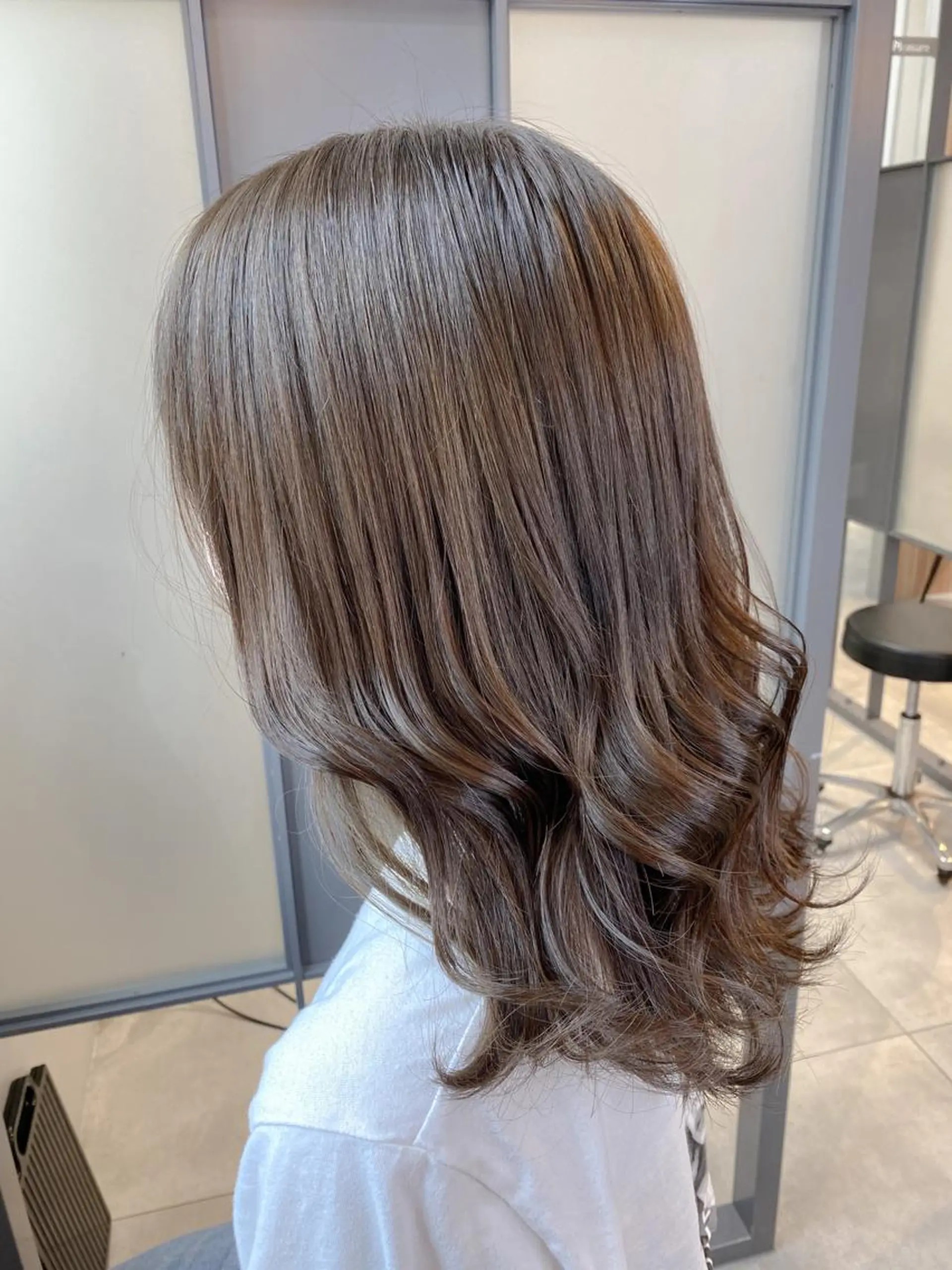 セミロング カラー アッシュ ミルクティーアッシュ 【透明感、艶髪】西村 有司のヘアスタイル