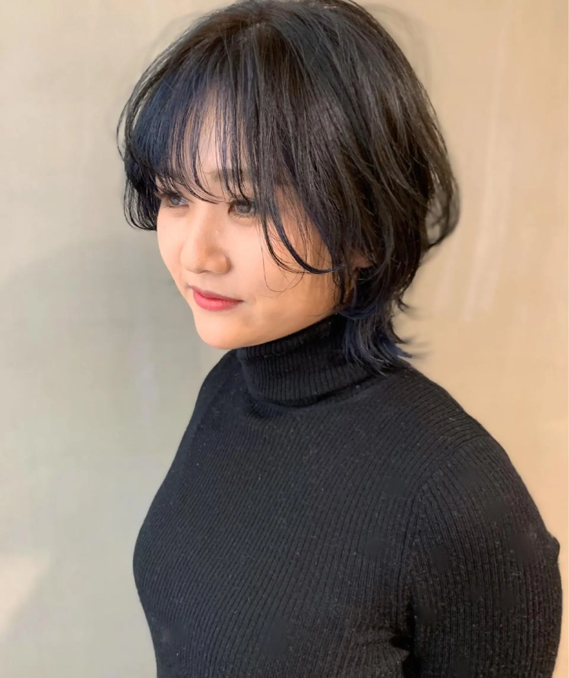 ショート カラー 黒髪 ブリーチ ブルーカラー ブルーブラック インナーカラー カット ヘアカラー トリートメント ウルフレイヤーカット /チヒロのヘアスタイル