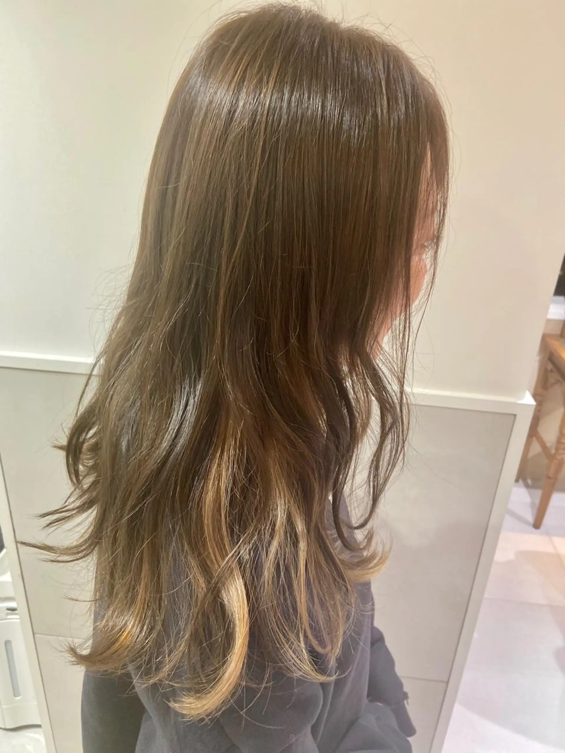 セミロング カラー アッシュ ベージュカラー オリーブベージュ 小栗 麻衣のヘアスタイル