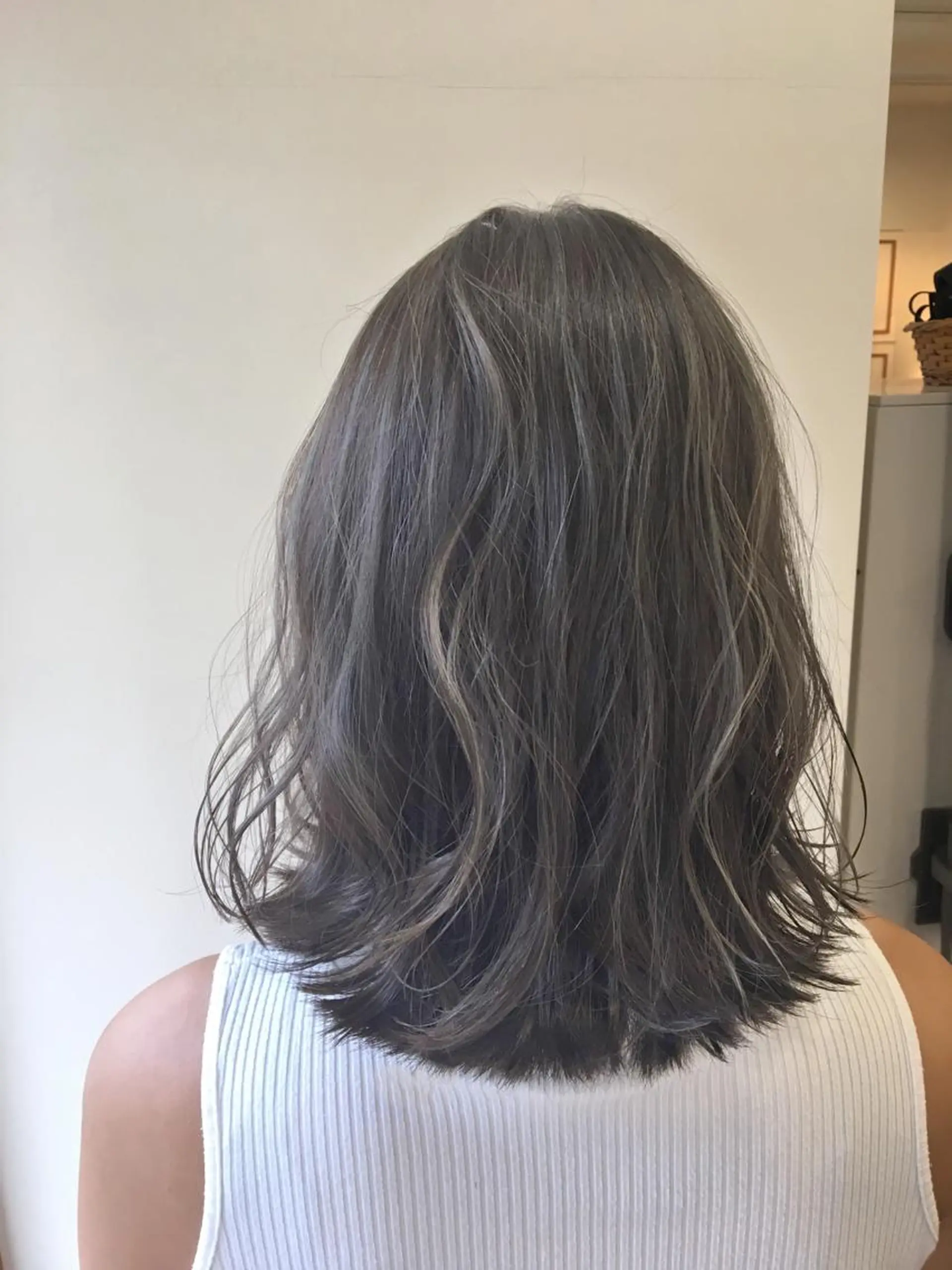 ミディアム カラー アッシュ ベージュカラー ブリーチ ハイライトカラー ハイライト ヘアカラー トリートメント ぱつっとボブ/ 小野あかねのヘアスタイル