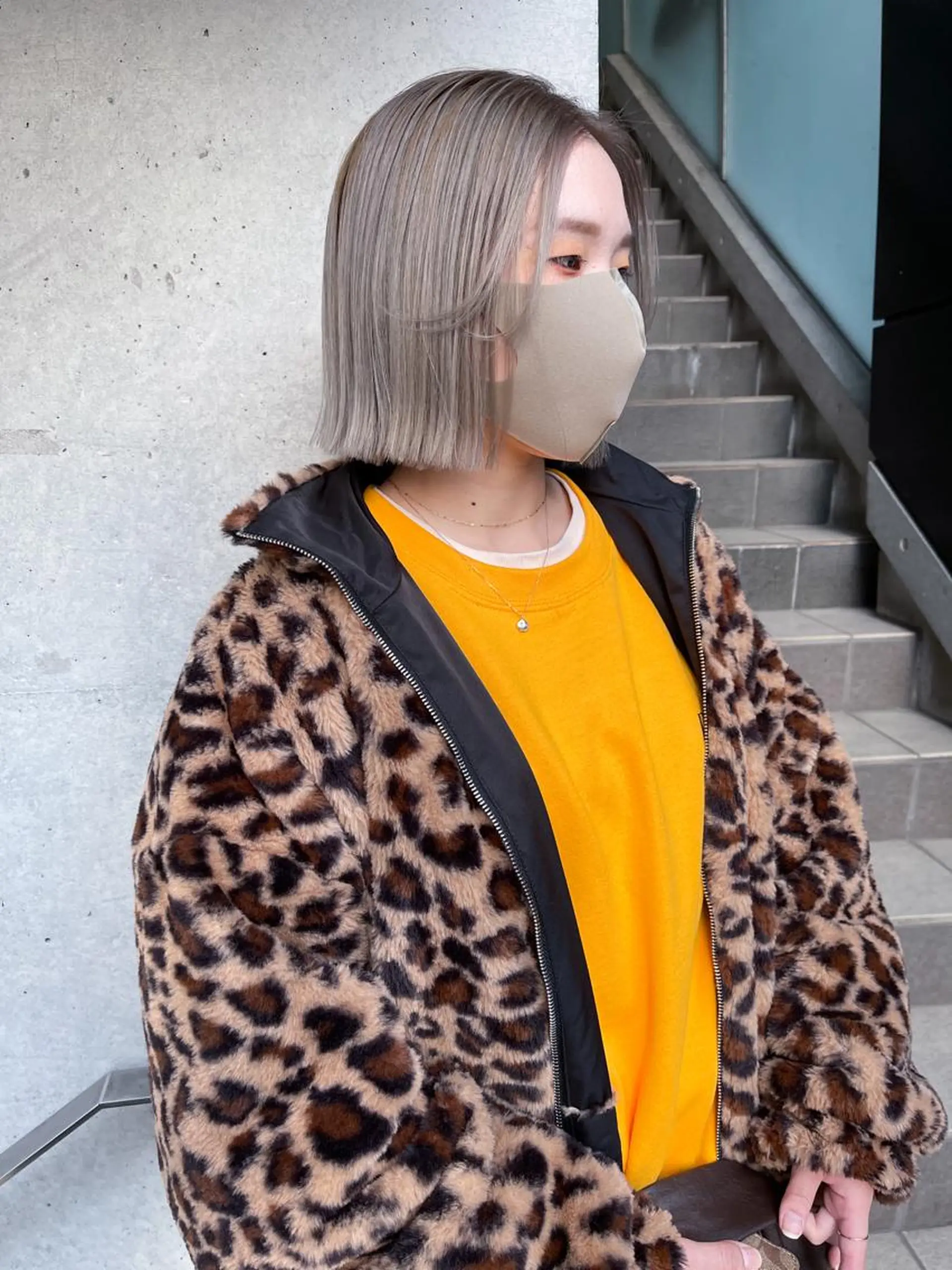 ミディアム カラー 顔まわりレイヤー デザインカットのヘアスタイル