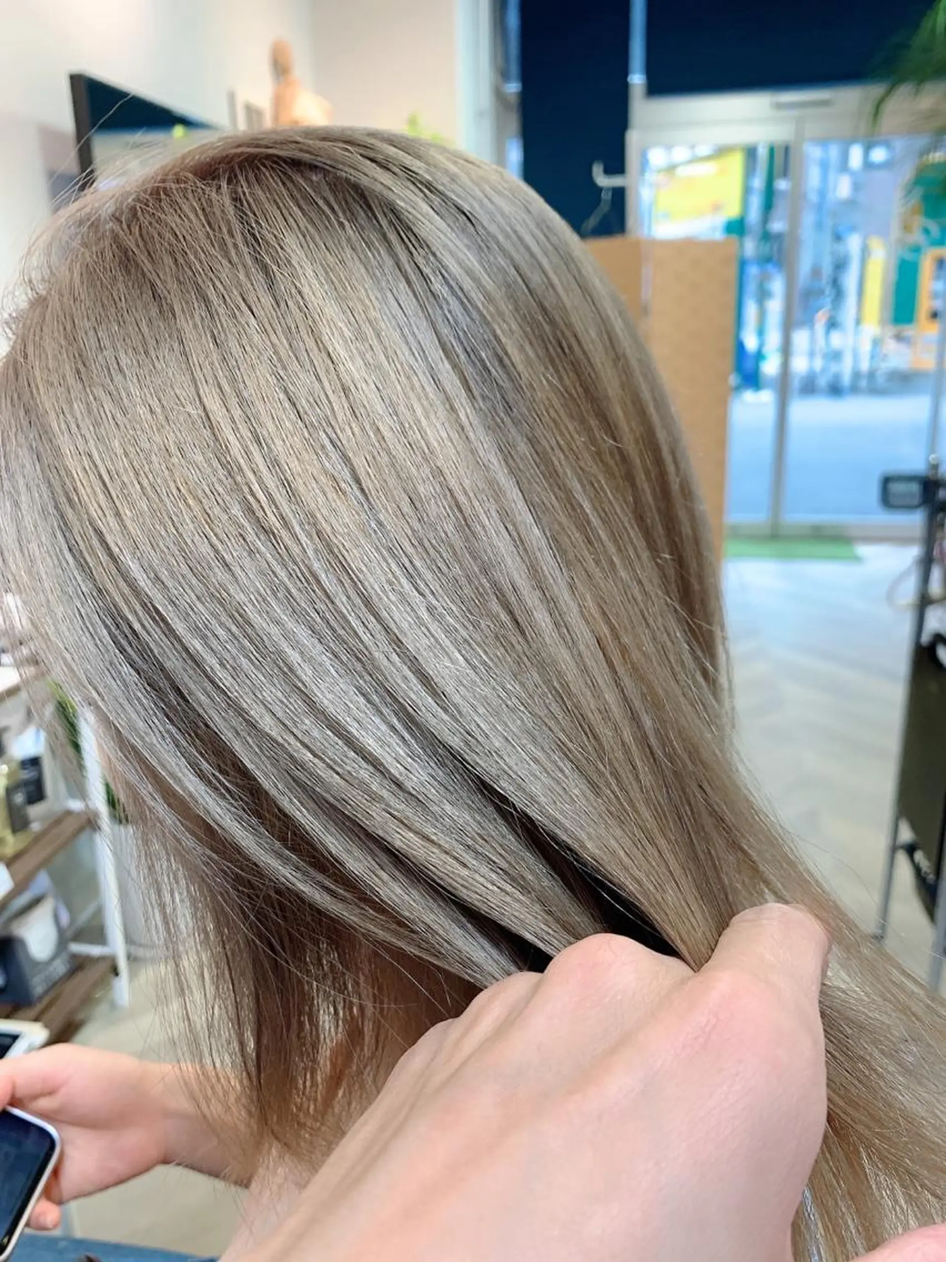 ミディアム カラー ベージュカラー ハイトーンカラー ハイトーンベージュ ヘアカラー トリートメント Beach 代表 KENTAのヘアスタイル