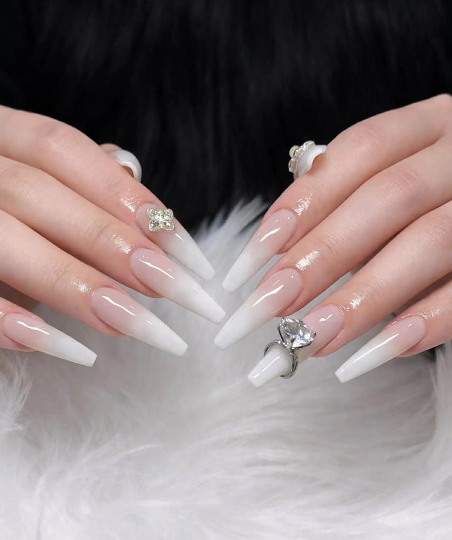 ロング カラー ベージュカラー グラデーションカラー ピンクカラー 韓国風ヘア ハンドネイル Bling Salonのネイルデザイン