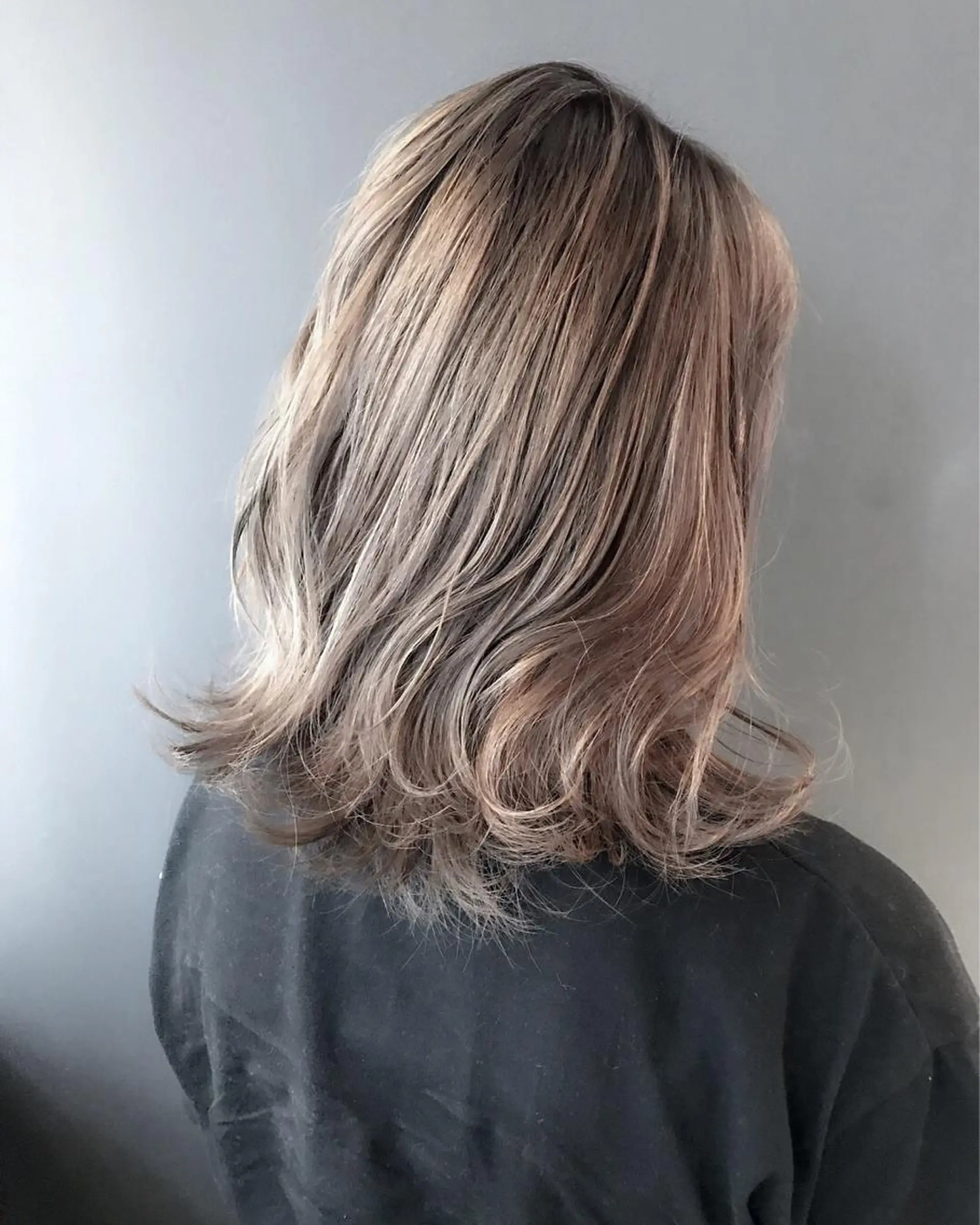 ミディアム カラー アッシュ ベージュカラー ブリーチ イルミナカラー 似合わせカット BOX mico.のヘアスタイル