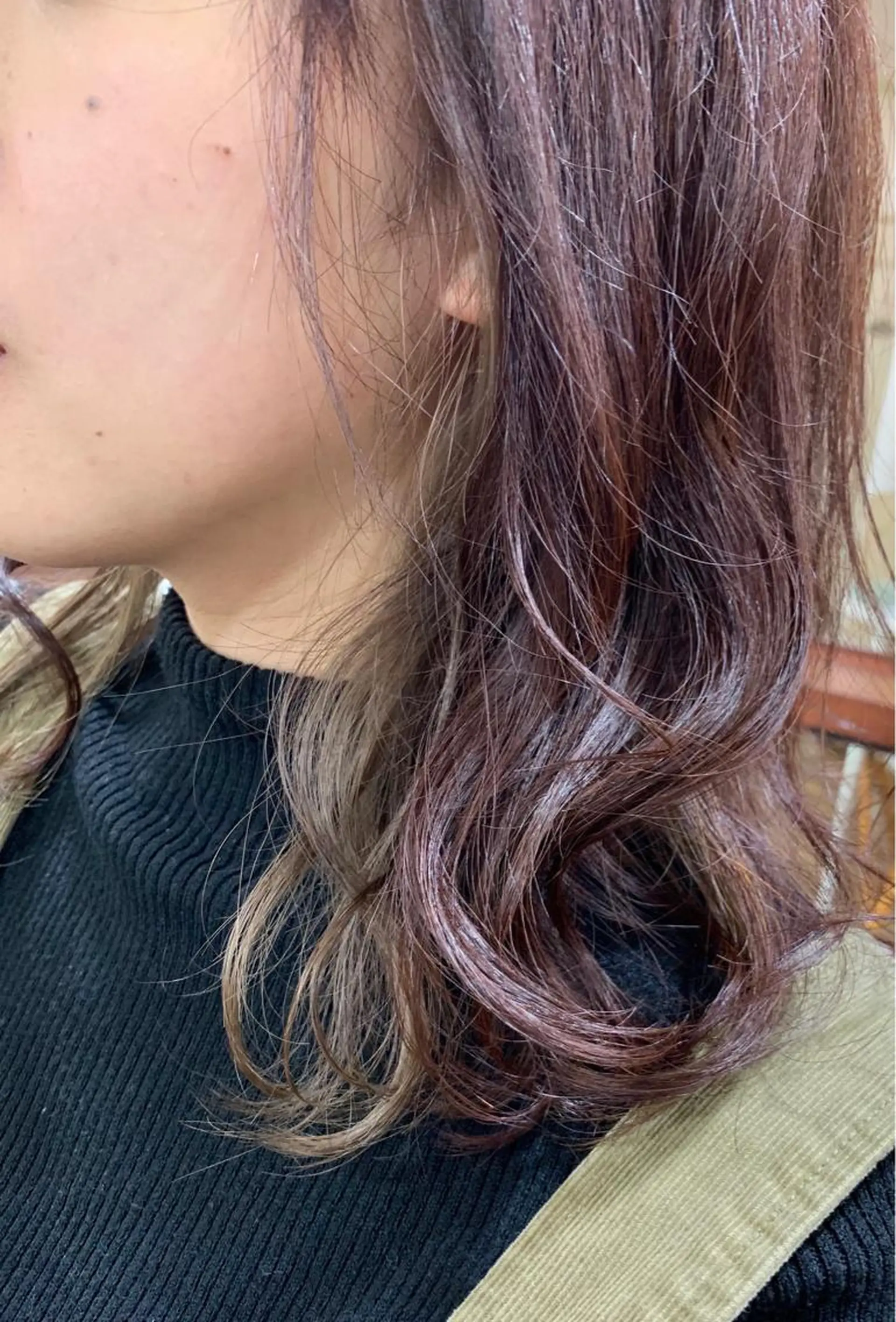 セミロング カラー ベージュカラー インナーカラー ミルクティーベージュ レッドカラー 佐藤 芽依のヘアスタイル
