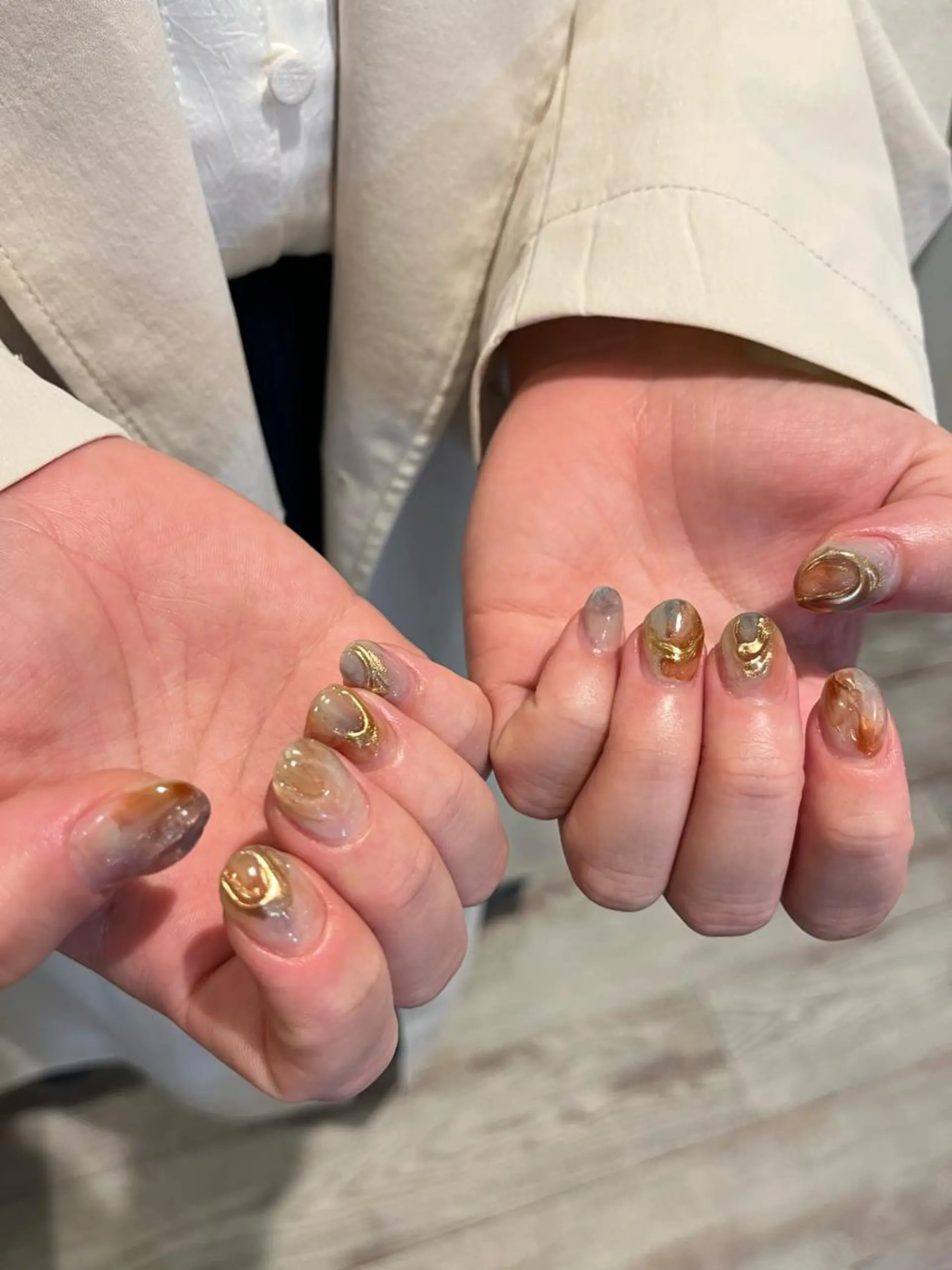 ネイル ブルー ゴールド ニュアンスネイル ぷっくりネイル ハンドネイル une／YUKINA 🫧大人nuanceのネイルデザイン