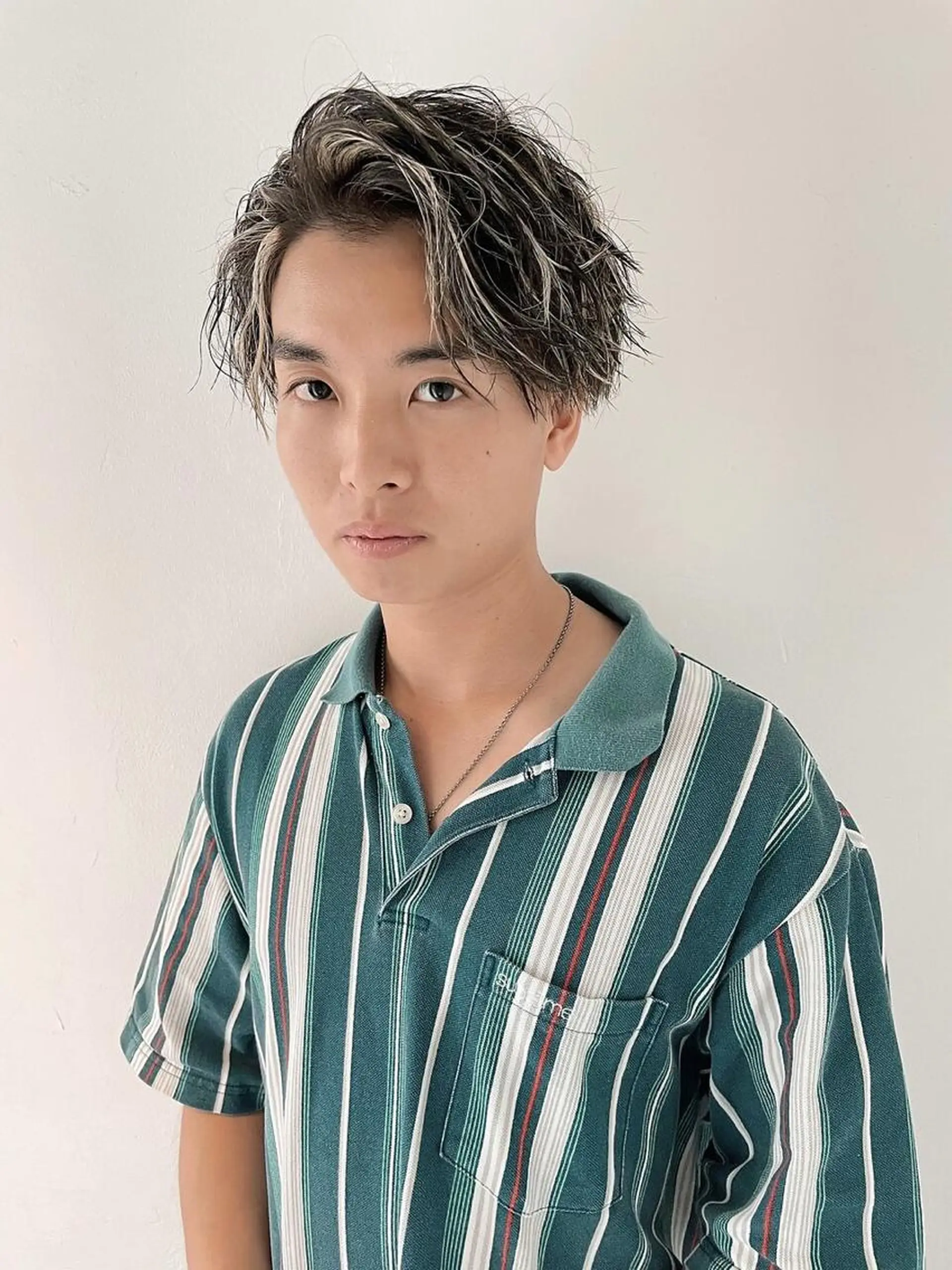 ショート カラー パーマ メンズ メンズバレイヤージュ メンズブリーチ センターパート フェードカット メンズハイライト スパイラルパーマ 🌐hina⭐️のヘアスタイル