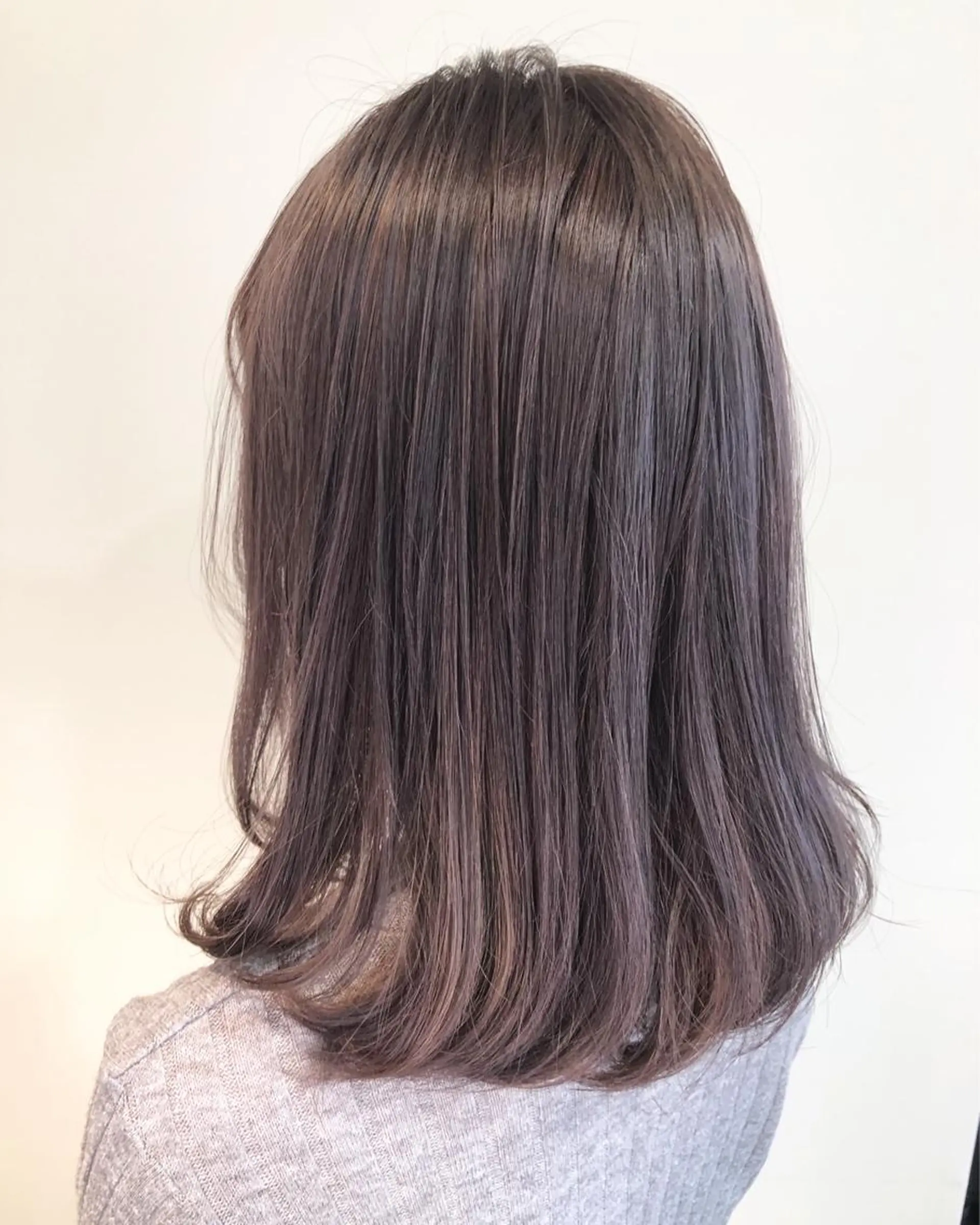 ミディアム カラー グレージュ パープルカラー パープルグレージュ 西本 夏美のヘアスタイル