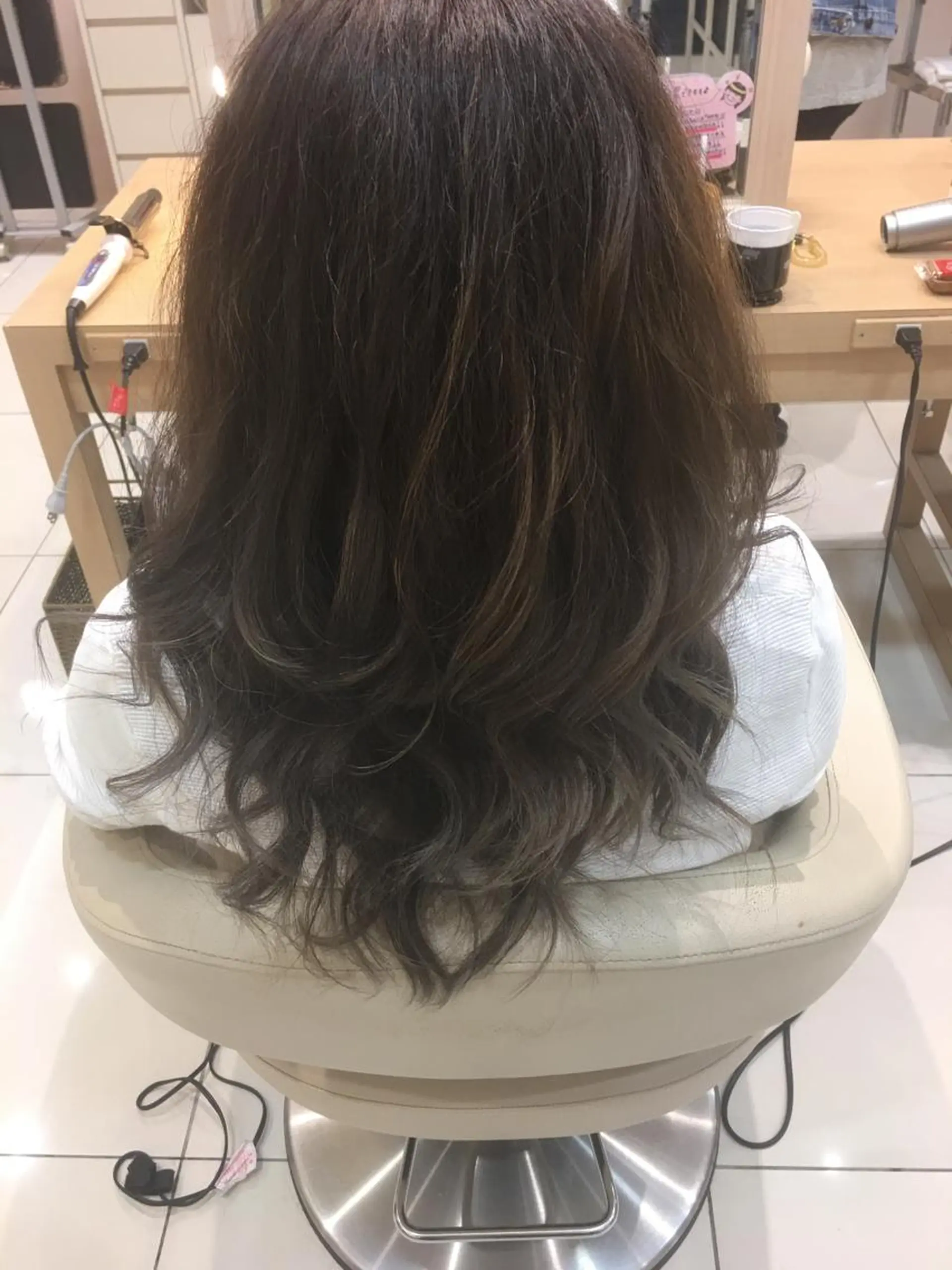 セミロング カラー グラデーションカラー ハイライトカラー ハイライト 小田原NO1 美容師 飯田飛翔のヘアスタイル