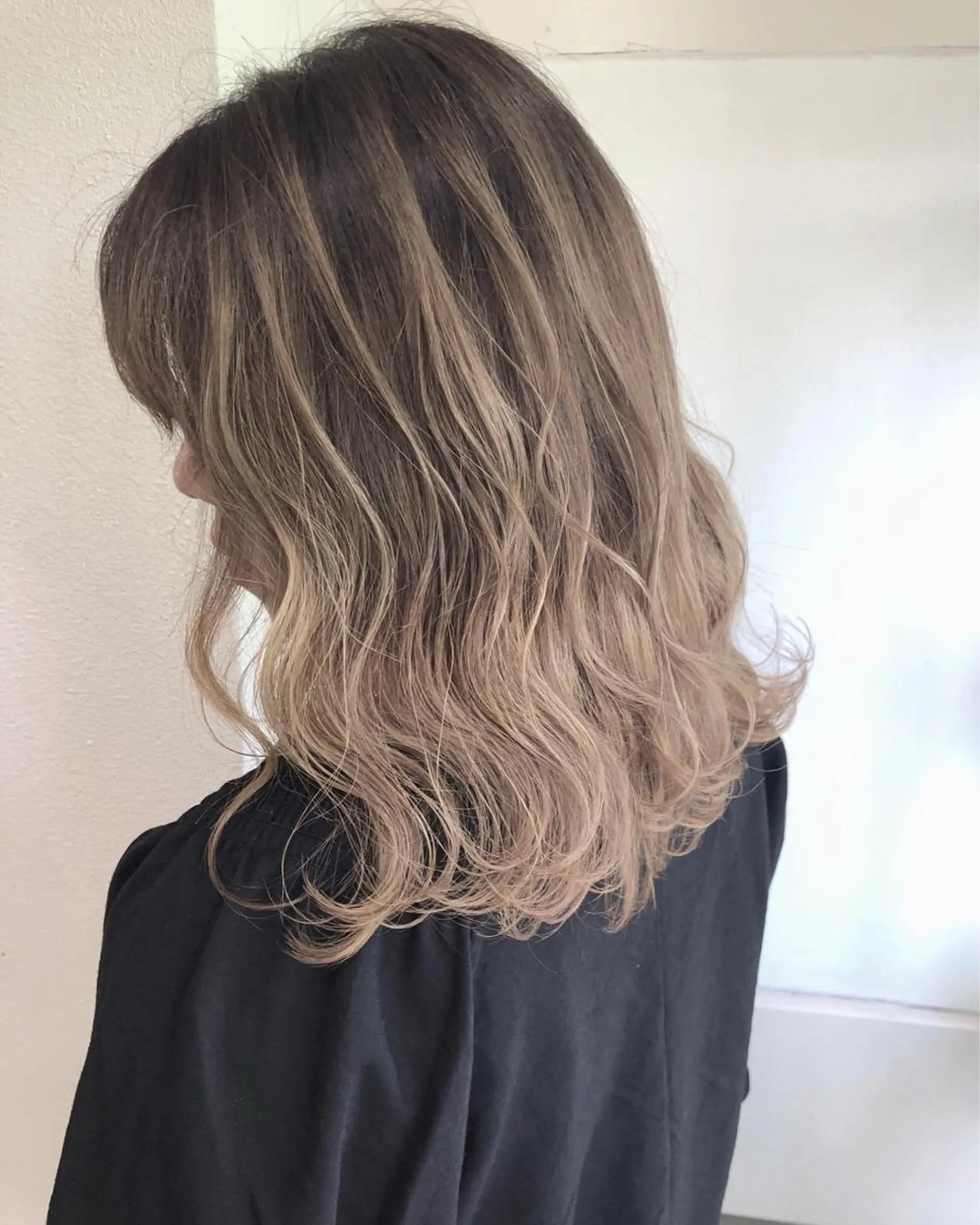 ミディアム カラー ヘアアレンジ バレイヤージュ ベージュカラー レイヤーカット ヘアカラー トリートメント GiseL天神カラー 髪質改善/ブリーチのヘアスタイル