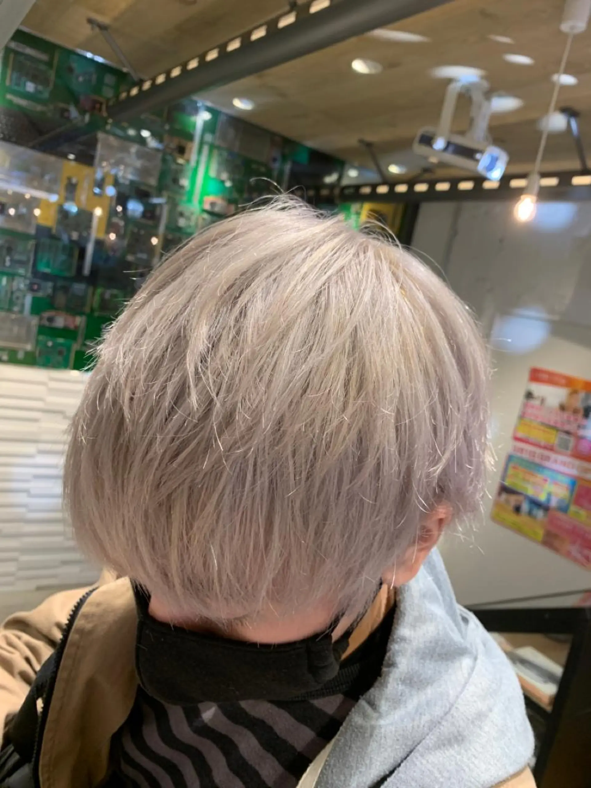 ショート カラー ブリーチ ブロンド ホワイトブロンド ヘアカラー トリートメント LUXBE LUCEのヘアスタイル