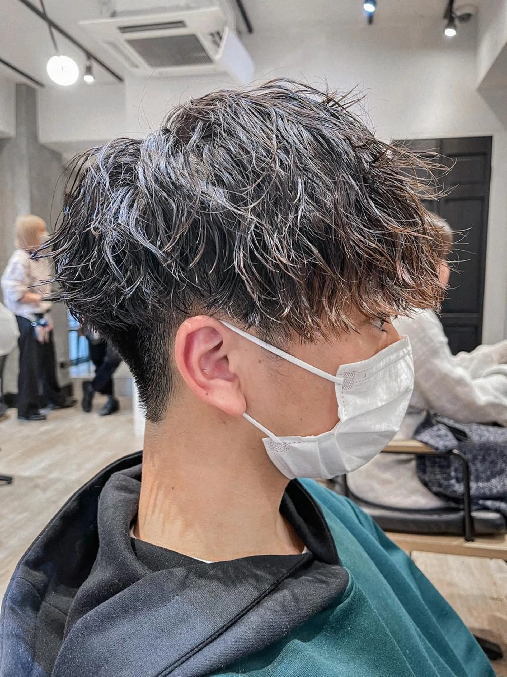 ショート パーマ メンズ フェードカット メンズパーマ スキンフェード メンズツイストパーマ ツイストスパイラルパーマ カット パーマ トリートメント ヘアセット 新宿メンズ専門 モテ清潔感パーマ特化のヘアスタイル