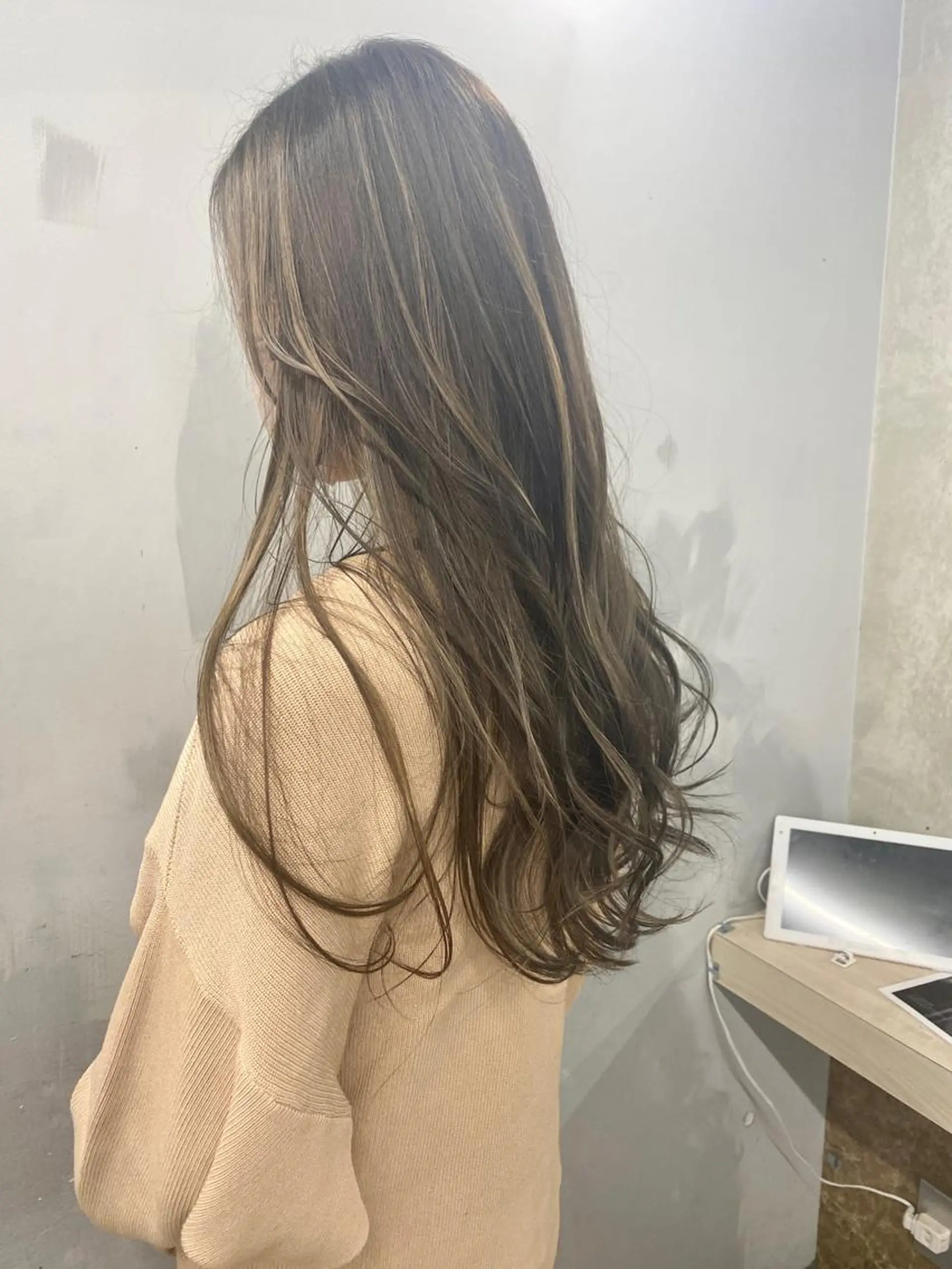 ロング カラー バレイヤージュ デザインカラー グレージュ ハイライトカラー 外国人風カラー ヘアカラー トリートメント opus 店長大和 レイヤー/赤み消しのヘアスタイル