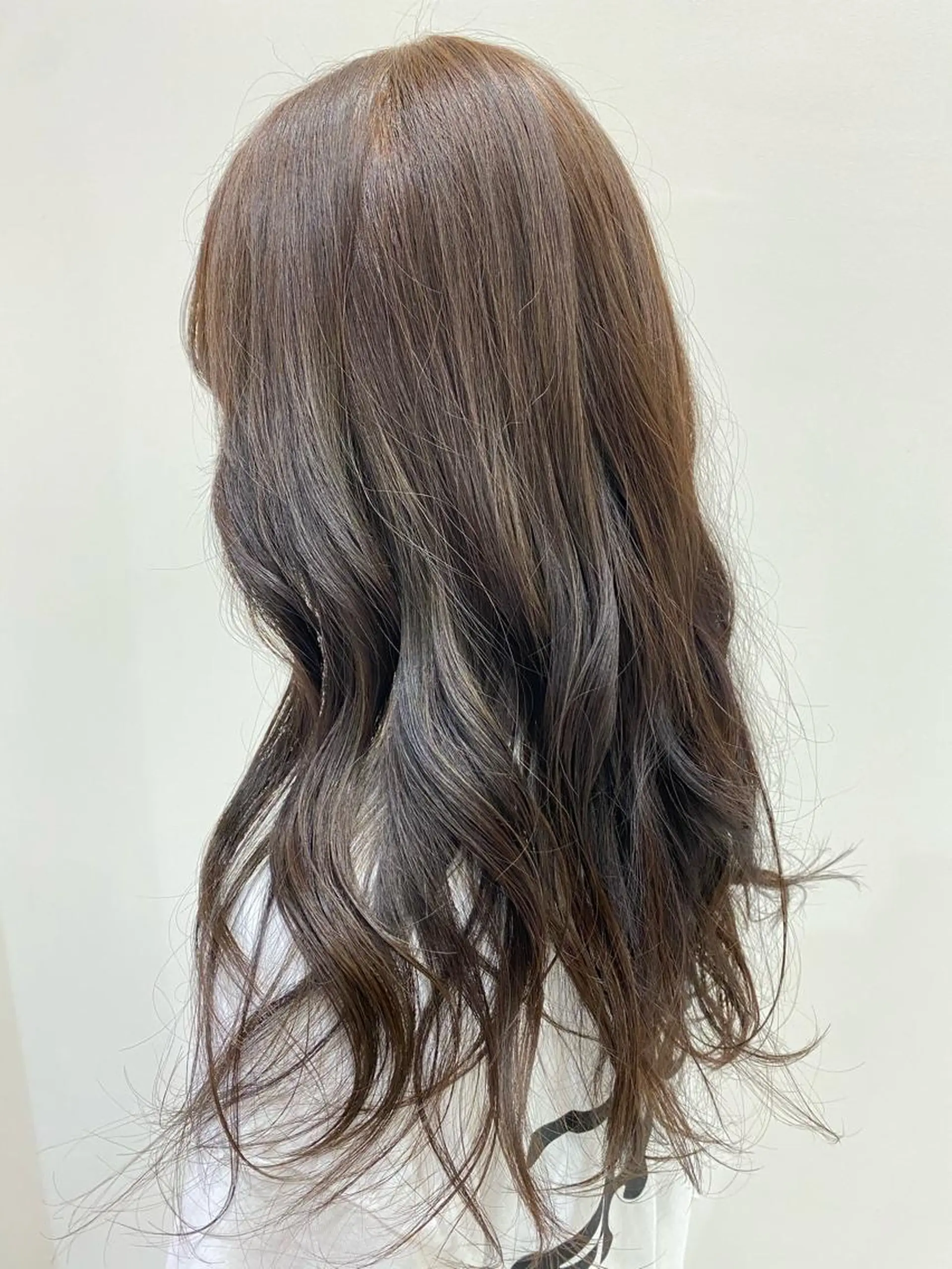 ロング カラー 塩崎 絢世のヘアスタイル