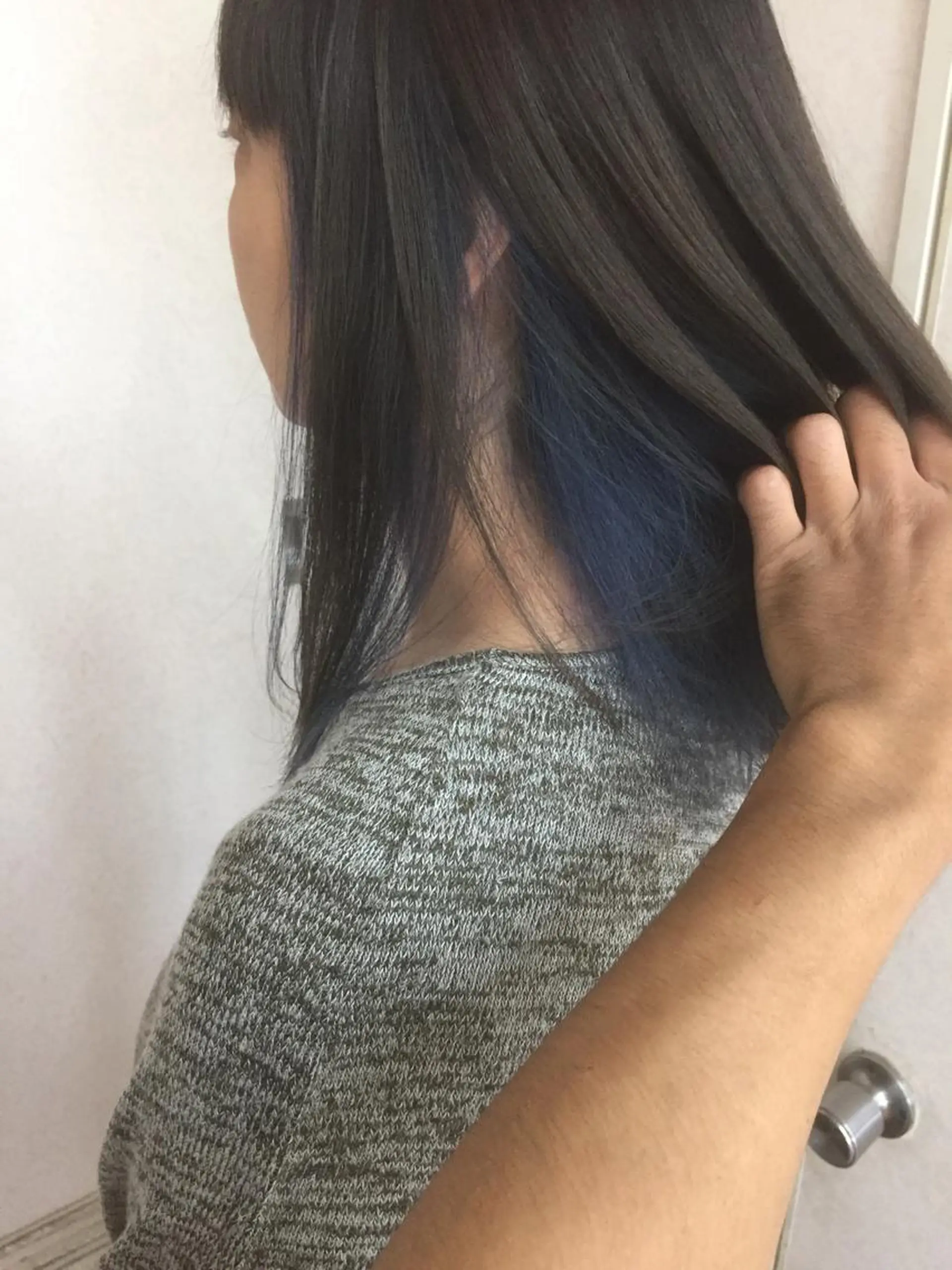 ミディアム カラー ヘアアレンジ アッシュ ブルーカラー インナーカラー ネイビーカラー ヘアカラー 三輪 太一のヘアスタイル