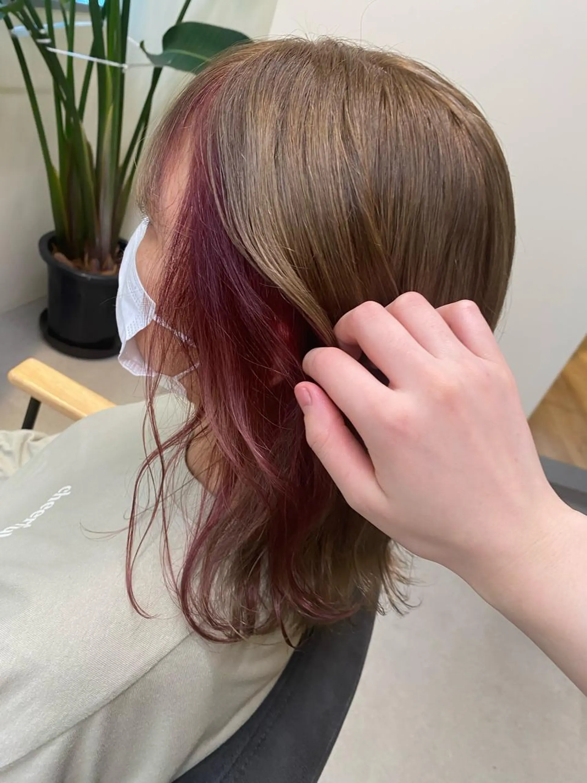 カラー 勝海 絢音のヘアスタイル