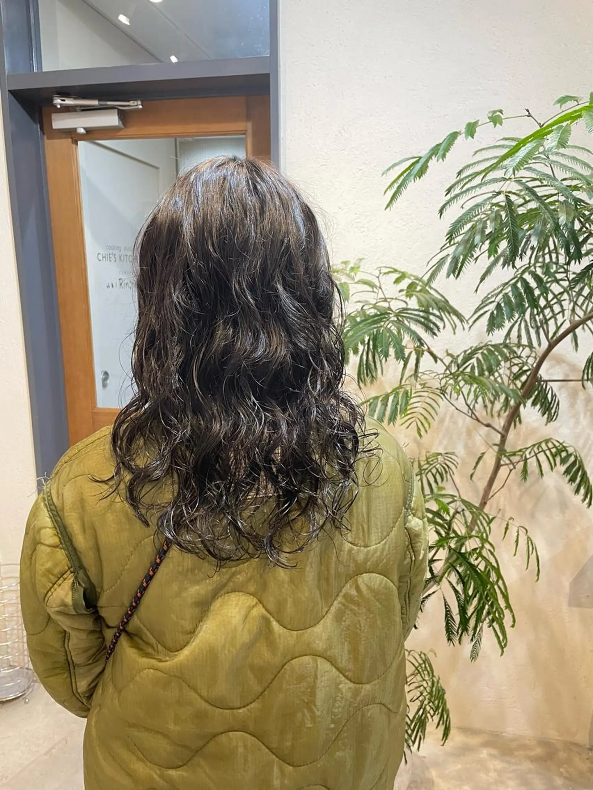 ロング パーマ Takanishi くすみベージュカラーのヘアスタイル