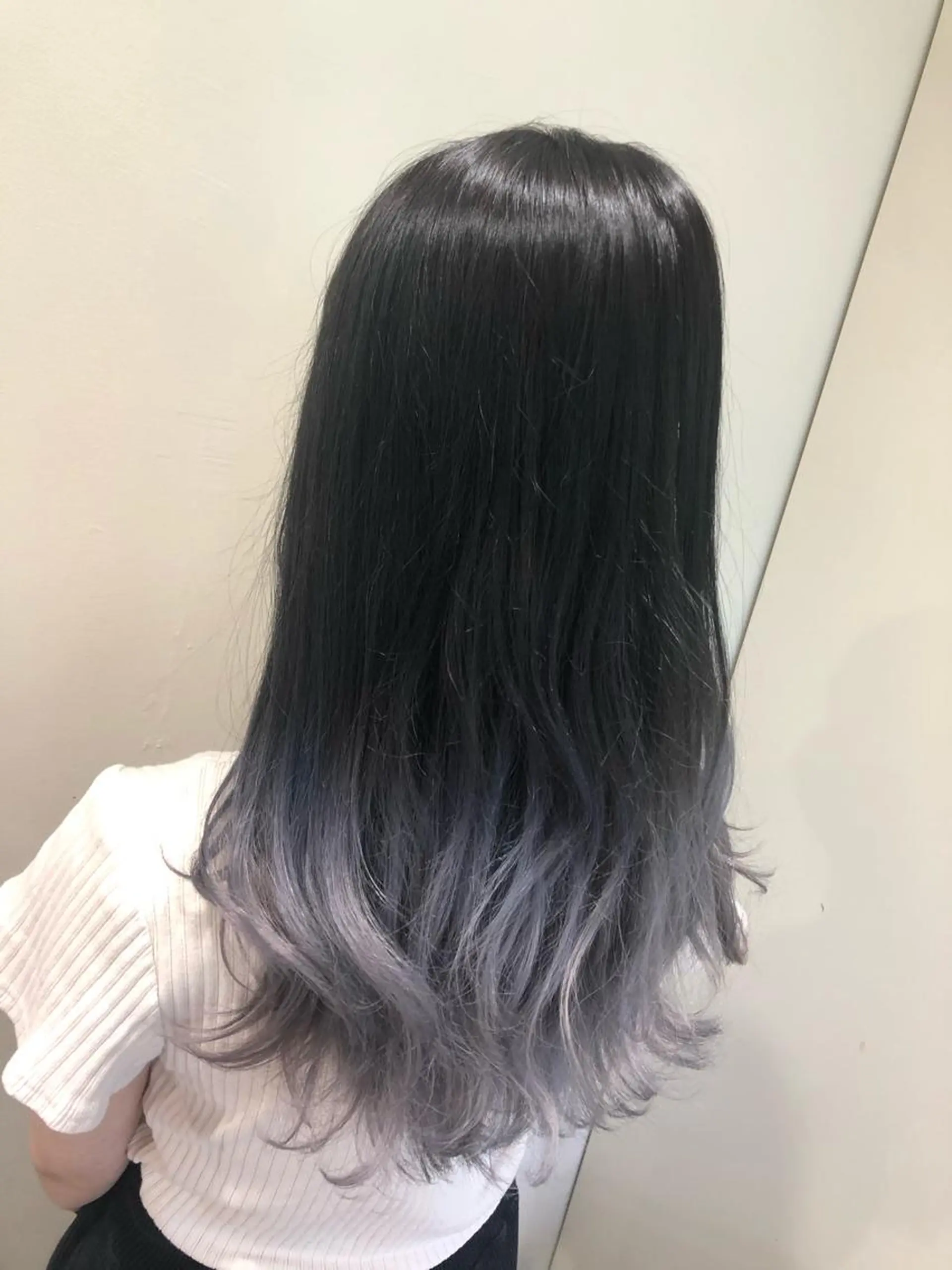 ロング カラー アッシュ ブリーチ グラデーションカラー シルバー シルバーアッシュ ヘアカラー トリートメント 💓シールエクステ ルミエールのヘアスタイル