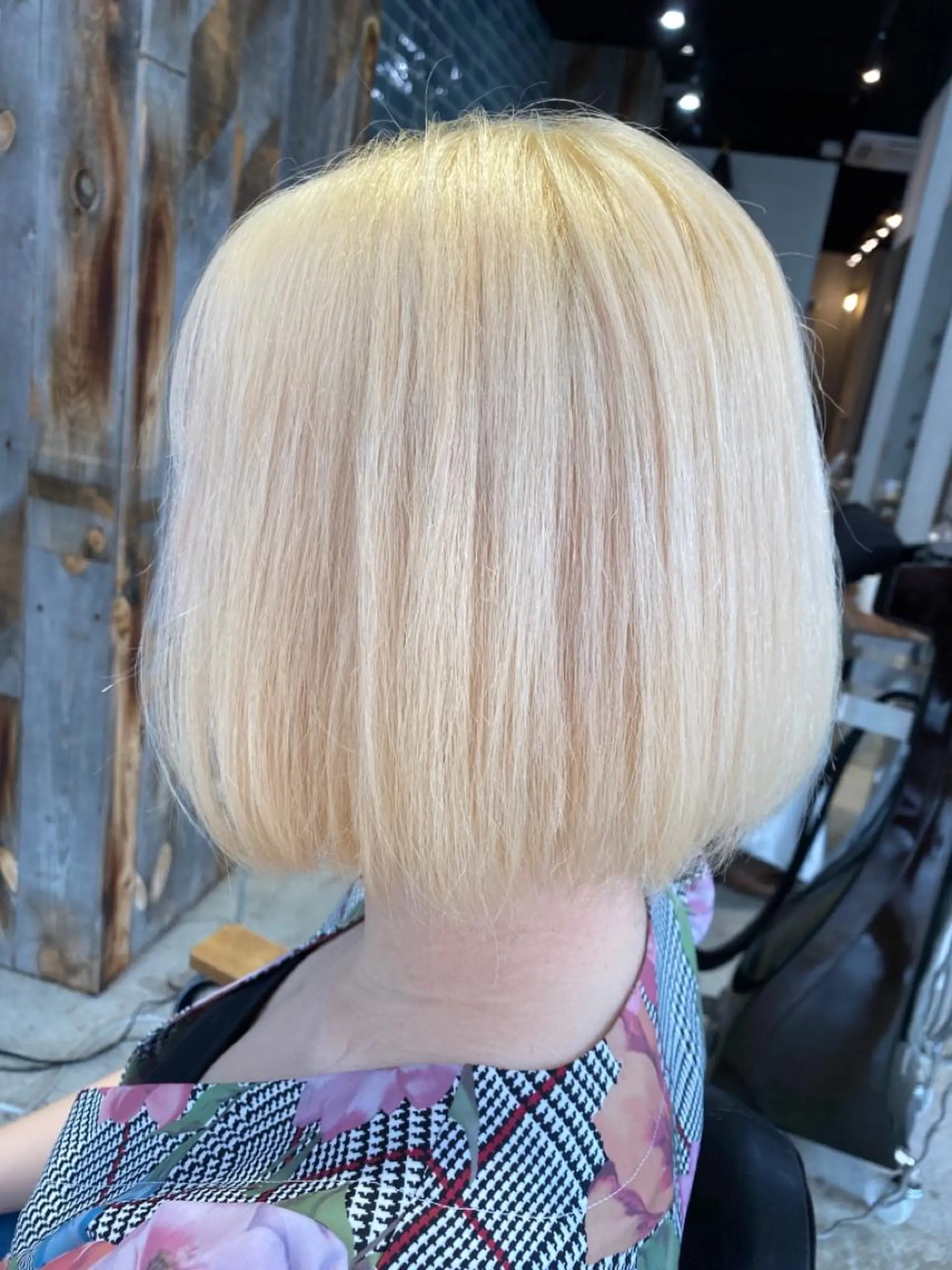 ショート カラー ベージュカラー ブリーチ ホワイトベージュ レイヤーカット/前髪 顔まわり/大田哲也のヘアスタイル