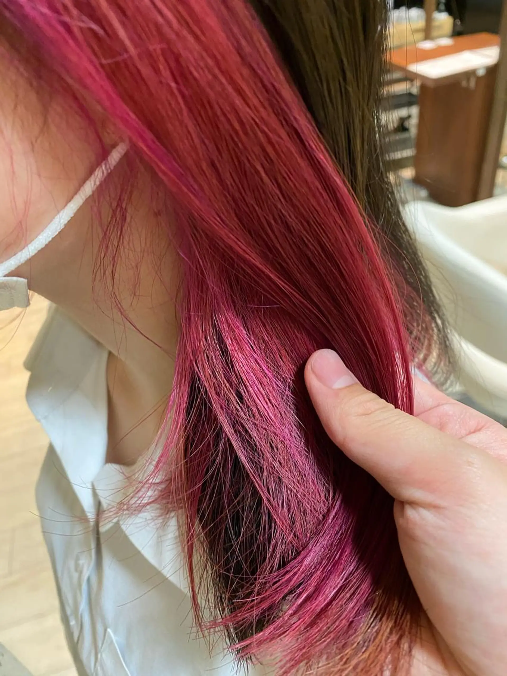 ミディアム カラー ブリーチ インナーカラー ピンクカラー ヘアカラー エクステ/ハイトーン /インナー礒野朱里のヘアスタイル