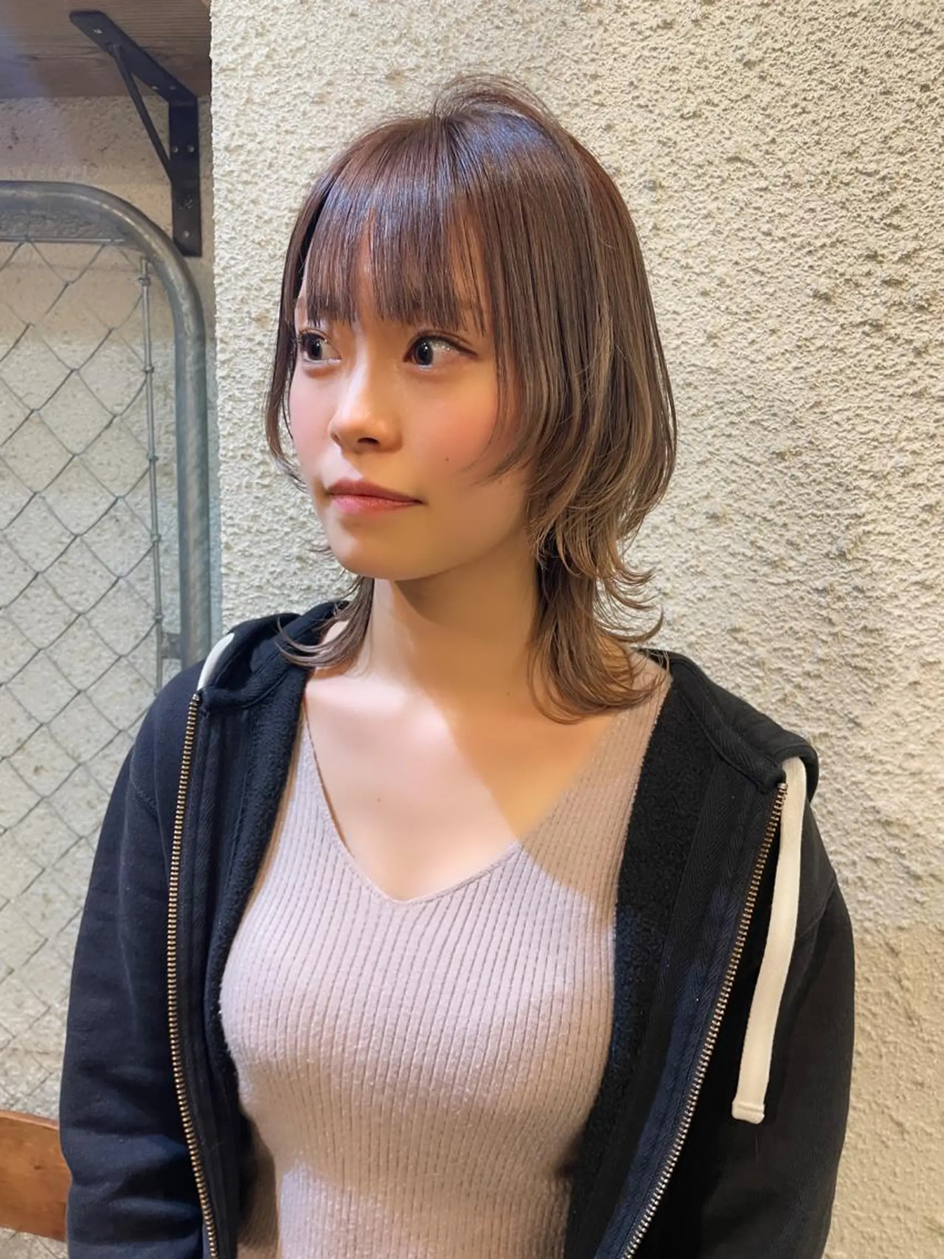 ミディアム カラー ヘアアレンジ ベージュカラー ミルクティーベージュ ウルフカット カット ヘアカラー トリートメント ヘッドスパ ヘアセット 〽️magico/ ウルフDaiki〽️のヘアスタイル