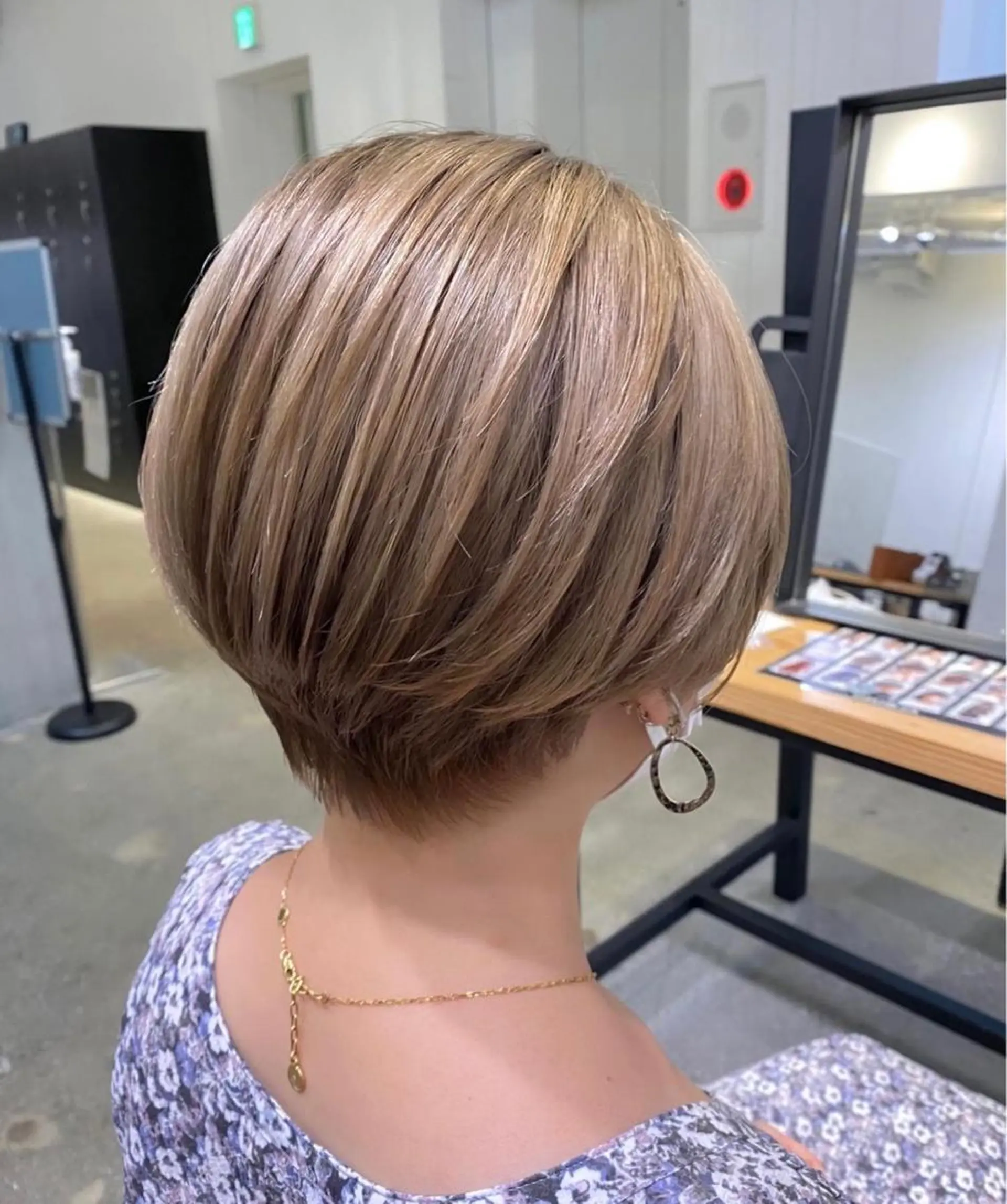 ショート カラー ベージュカラー ミルクティーベージュ ショートヘア カット ヘアカラー トリートメント カラー特化美容師 サトウリュウマのヘアスタイル