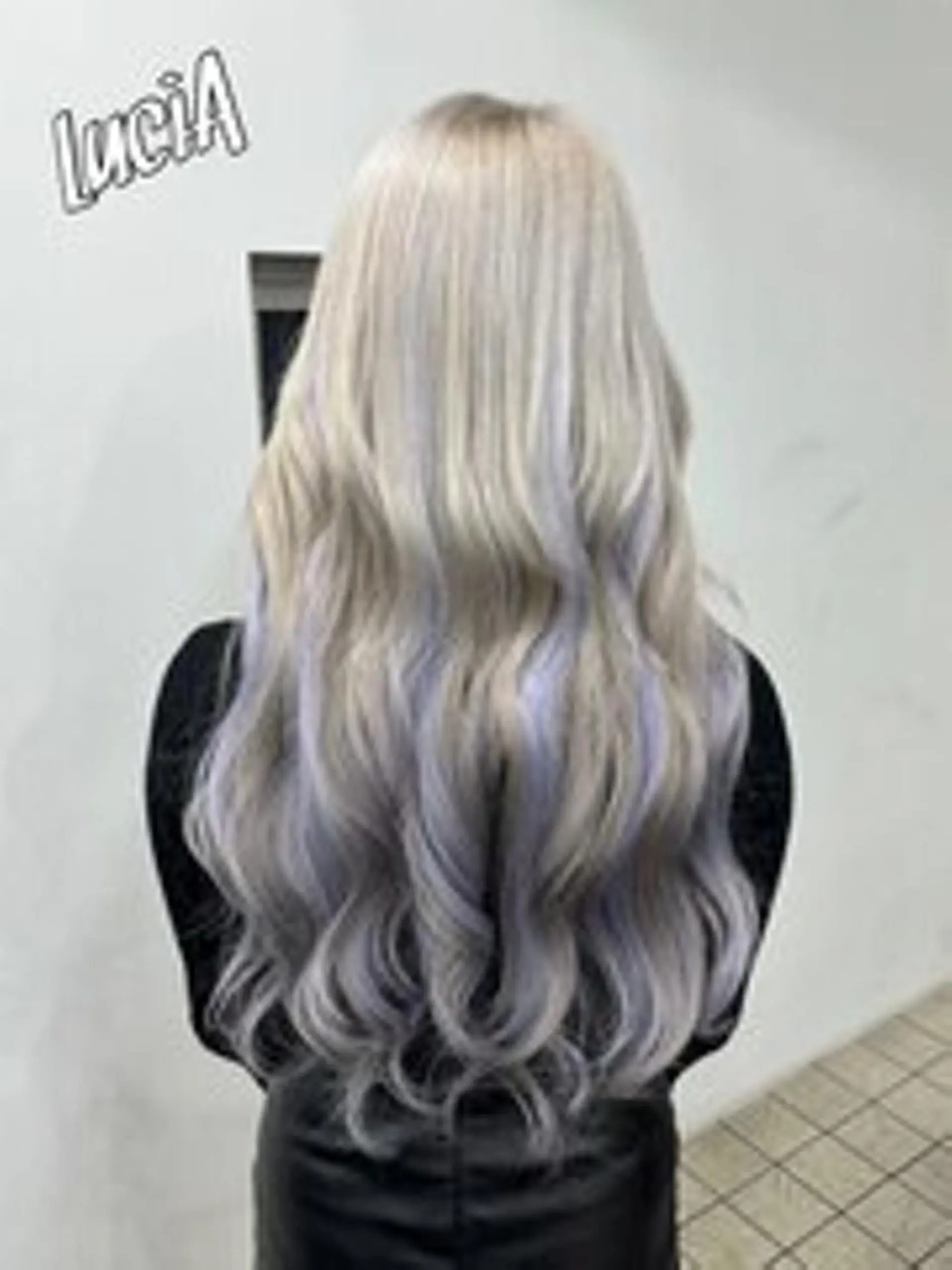 カラー ヘアアレンジ ロング シールエクステ 黒髪 ブリーチ ダブルカラー ハイトーンカラー LuciA エクステカラーのヘアスタイル