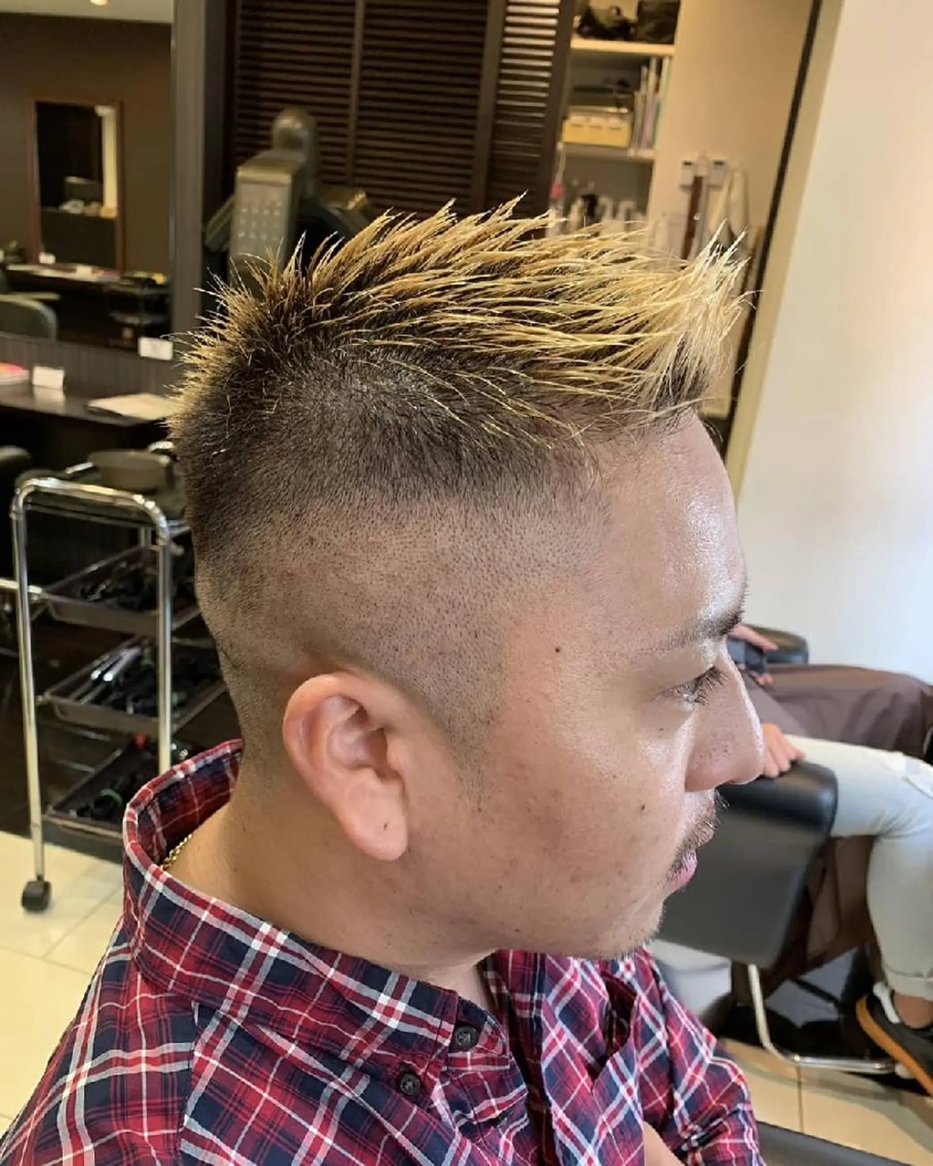 カラー メンズ フェードカット カット ヘアカラー 前之園 ひかるのヘアスタイル