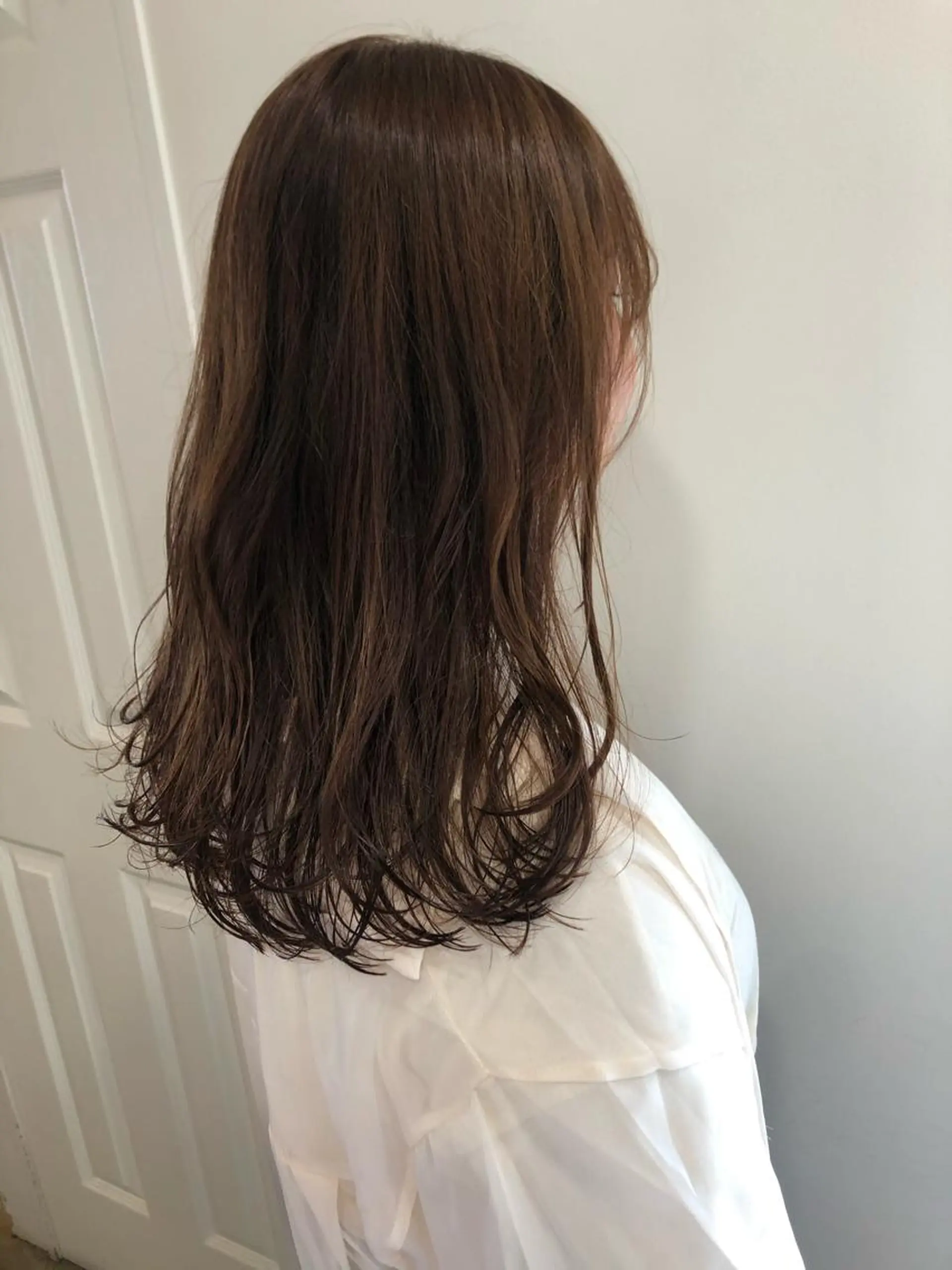 セミロング カラー MIOベージュカラー 柔らかいカラーのヘアスタイル